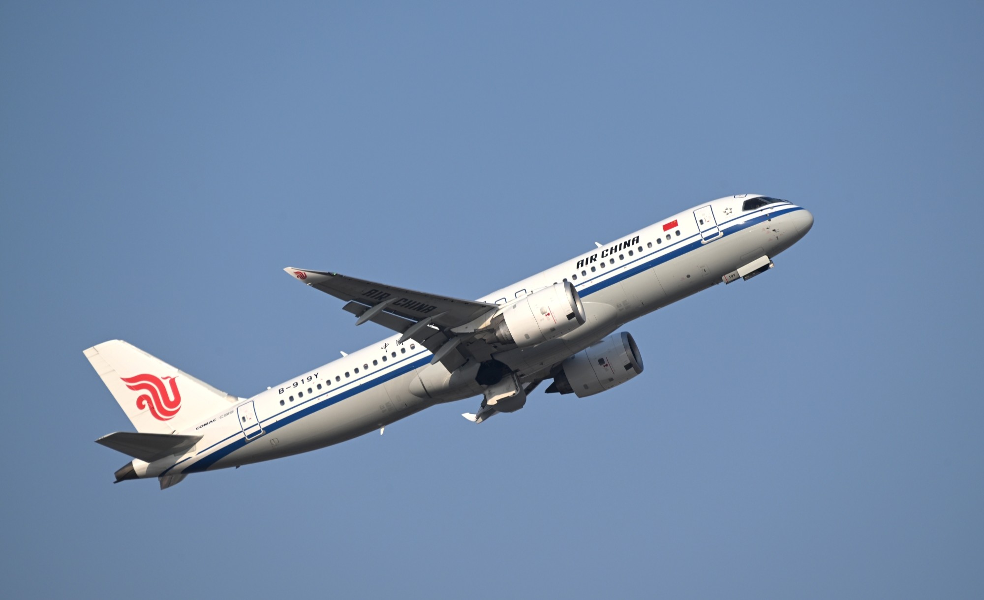 目前，中航集团C919已开通11条常态化商业航线，覆盖北京、上海、香港等12座重点城市，航线网络持续完善。