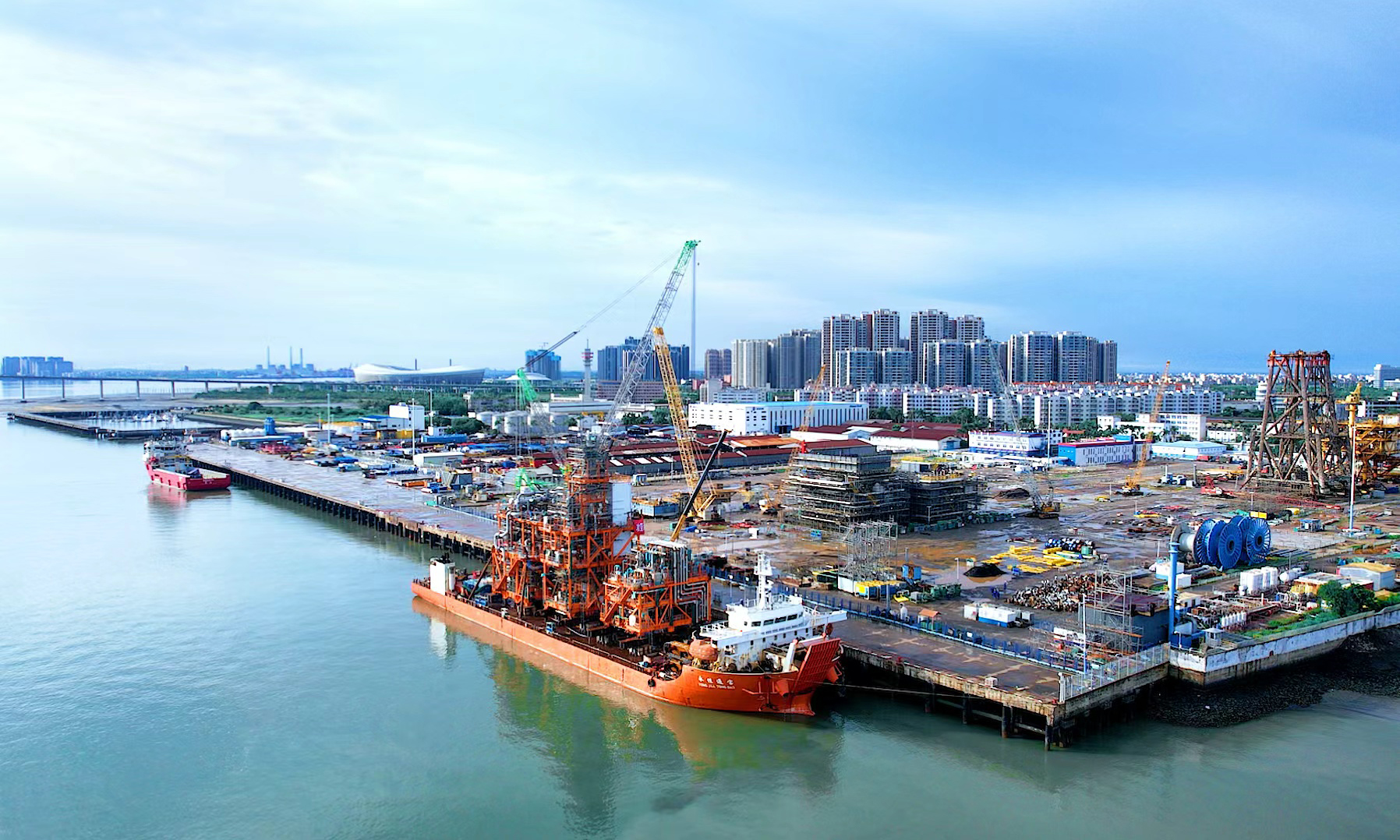 近日，东方1-1气田CCUS项目的核心设备——低温脱碳系统完成陆地建造，启程前往青岛场地，后续将与新建平台上部组块的其他工艺设备共同安装调试。该系统由中国海油自主设计建造，对打造“绿色海油”、推动海上油气开发绿色低碳转型具有重要意义。
