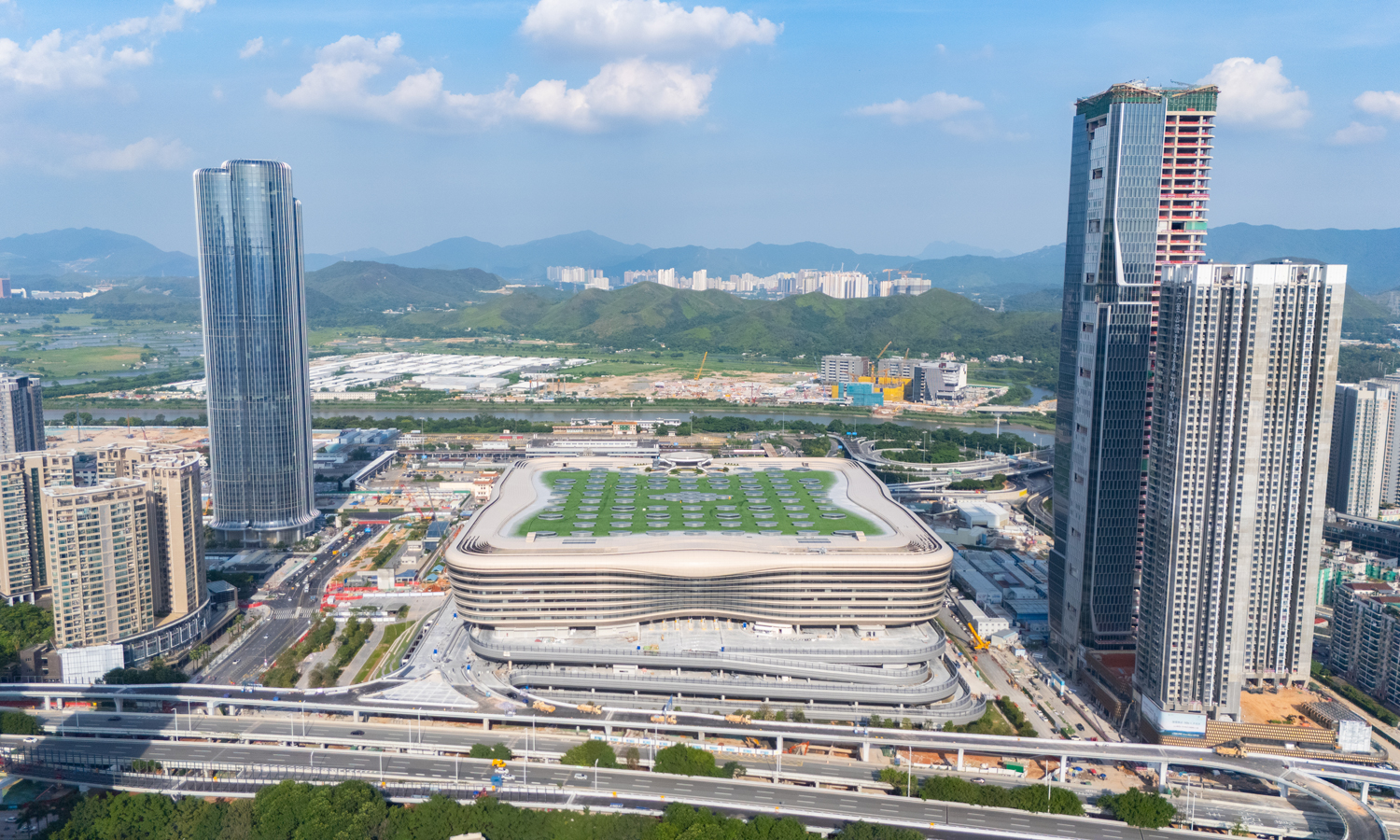 目前，全球最大陆路口岸单体建筑深圳新皇岗口岸联检大楼建设进入收尾阶段。这座由中国建筑旗下中建科工承建的超级口岸，总建筑面积近70万平方米，未来将集旅检通关、车辆查验、轨道交通接驳与城市公共空间于一体，为推动深港融合、赋能粤港澳大湾区发展提供坚实支撑。