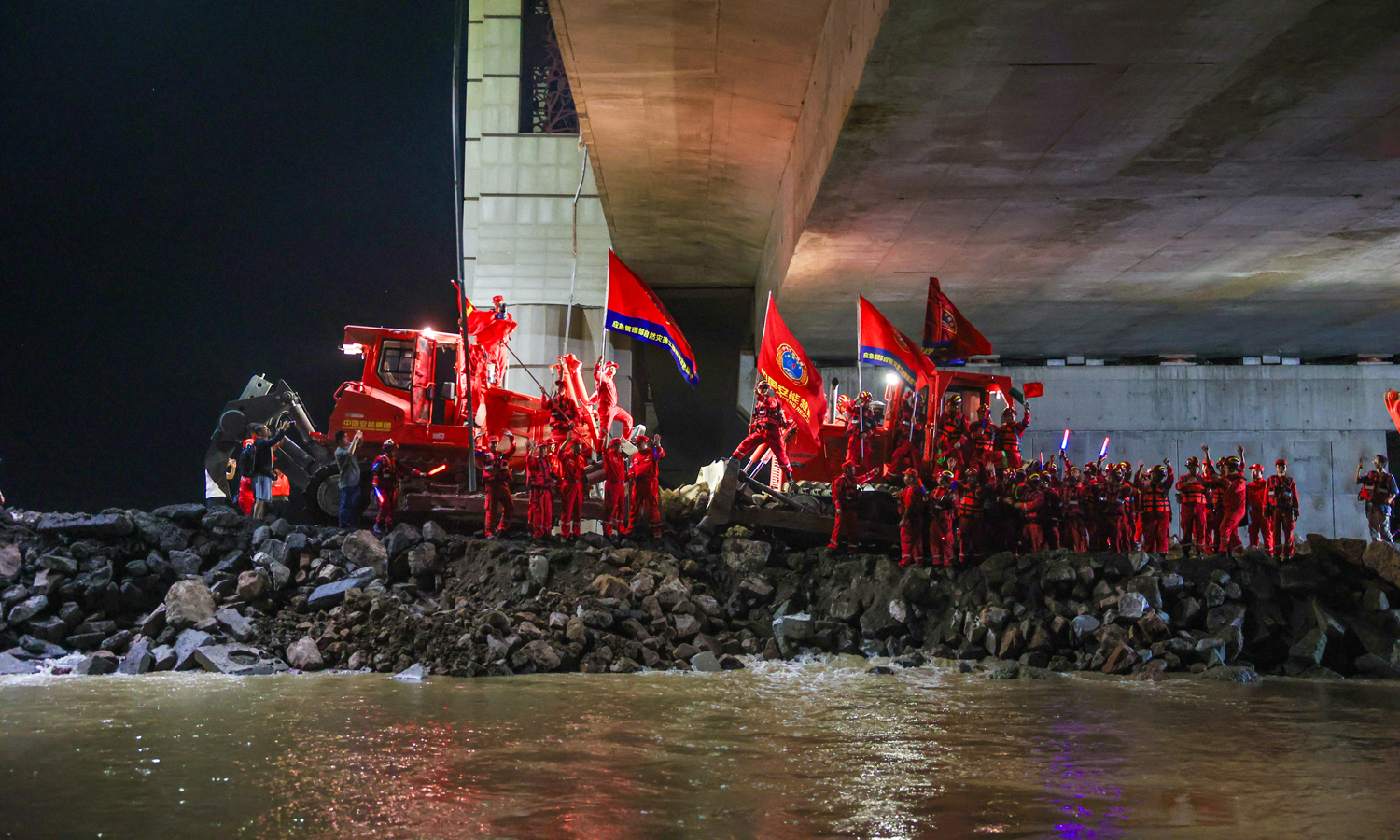 8月15日，经过中国安能专业救援力量连续26个多小时昼夜鏖战，河南省周口市川汇区贾鲁河东岸堤防117米溃口成功合龙。