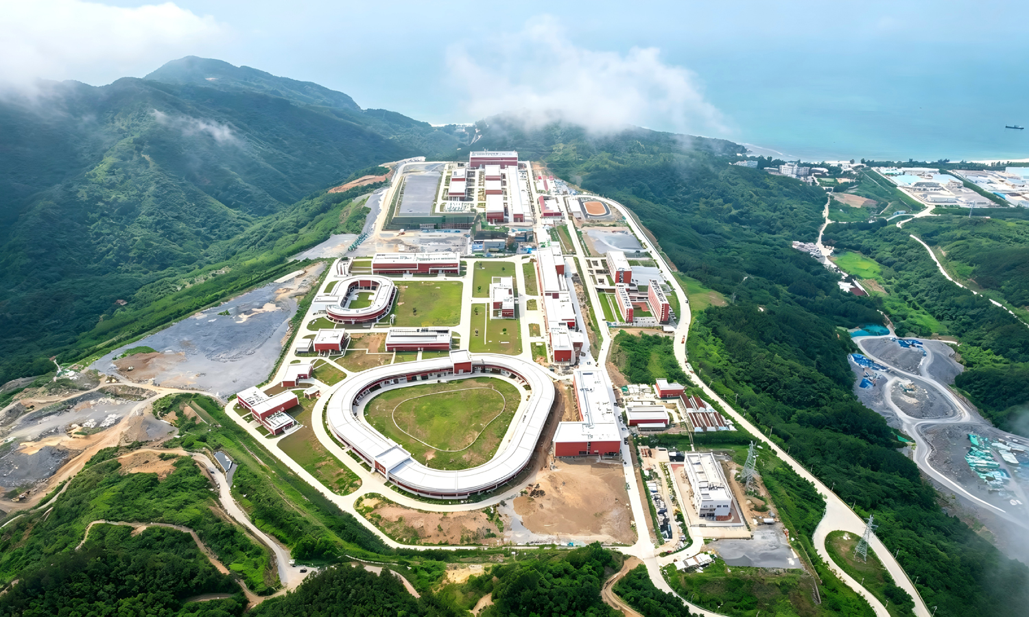 近日，由中国建筑旗下中建八局承建的国家重大科技基础设施建设项目——强流重离子加速器装置（HIAF）完成工艺验收，标志着该装置全面试运行并投入科学研究。HIAF是世界上第一台超导直线加速器、同步加速器和储存环组合的先进重离子研究装置，将为核科学前沿和重离子重大应用提供国际领先的研究平台。