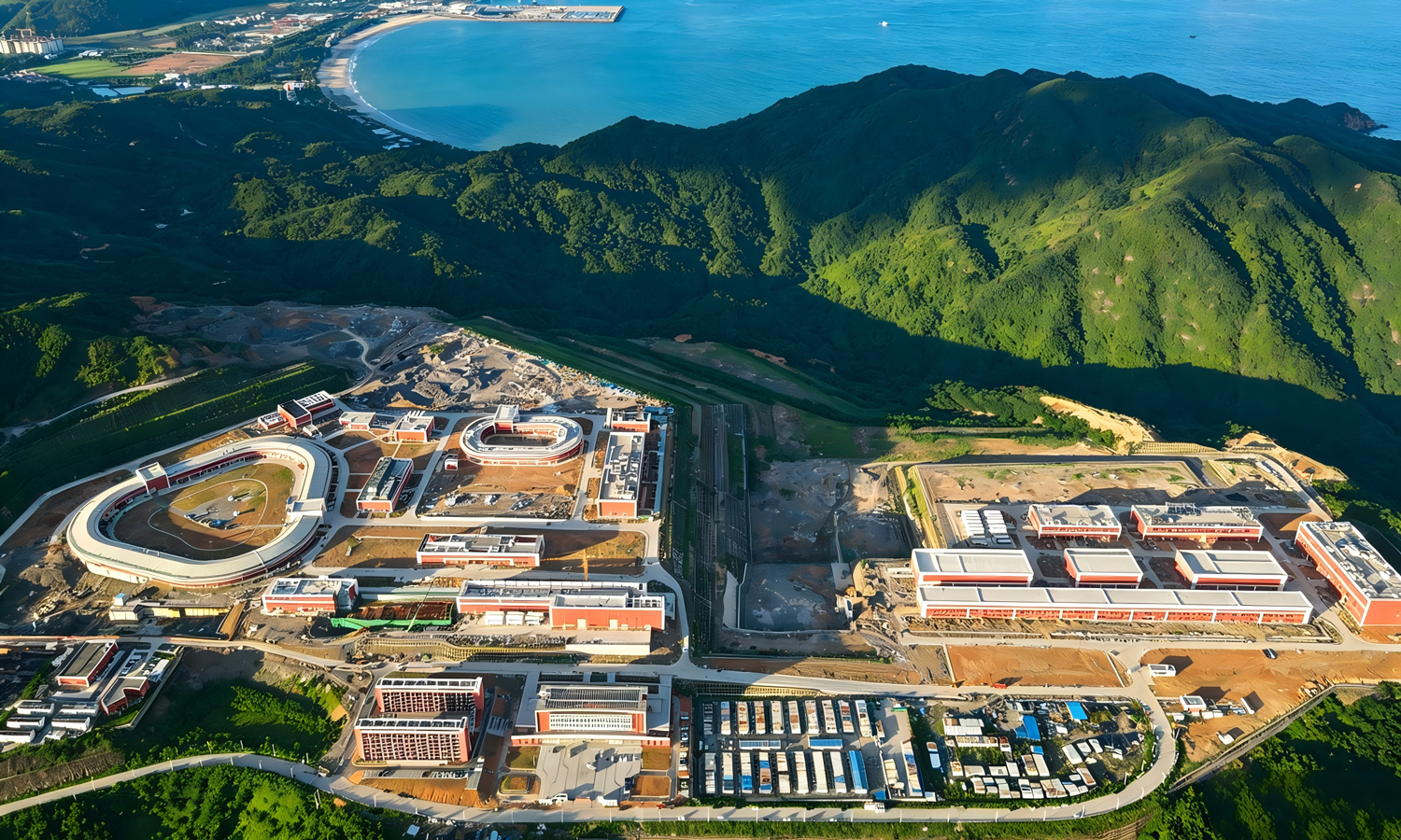项目聚焦地下结构防水关键工序，成立专家团队开展科研攻关，搭建“截、防、排、管”综合防渗体系，实现岩石裂隙水及降水有效截排，侧壁创新采用流态固化土施工工艺，优化土体力学性能、提升隧道隔水效果。项目团队通过有限元分析软件仿真计算，突破4.5米厚度大体量混凝土浇筑、超长隧道稳定性控制等核心难题，形成强流重离子加速器隧道综合施工技术。