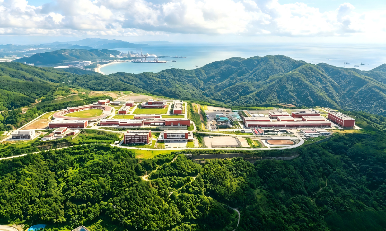 项目与中国科学院团队紧密配合，应用大科学工程“数字孪生驱动建造”新模式，将机电管线、智能化设备等构件先在电脑“装”一遍，再到现场“垒积木”，将国际平均2～3年的整体安装周期，缩短至8个月。