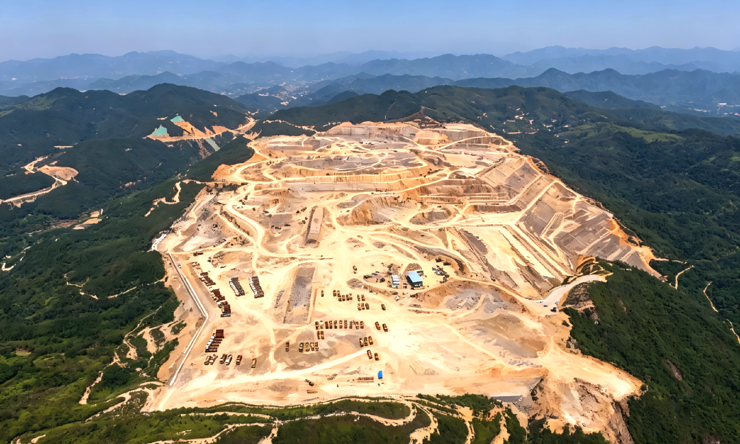 项目位于广东省惠州市滨海山地，该区域地下水丰富、盐雾腐蚀强，大量精密电磁、真空设备布设在山体内，若出现微小裂缝、渗水都将损毁核心装置，对建筑结构的密闭性、平整度以及建造精度提出严苛要求。