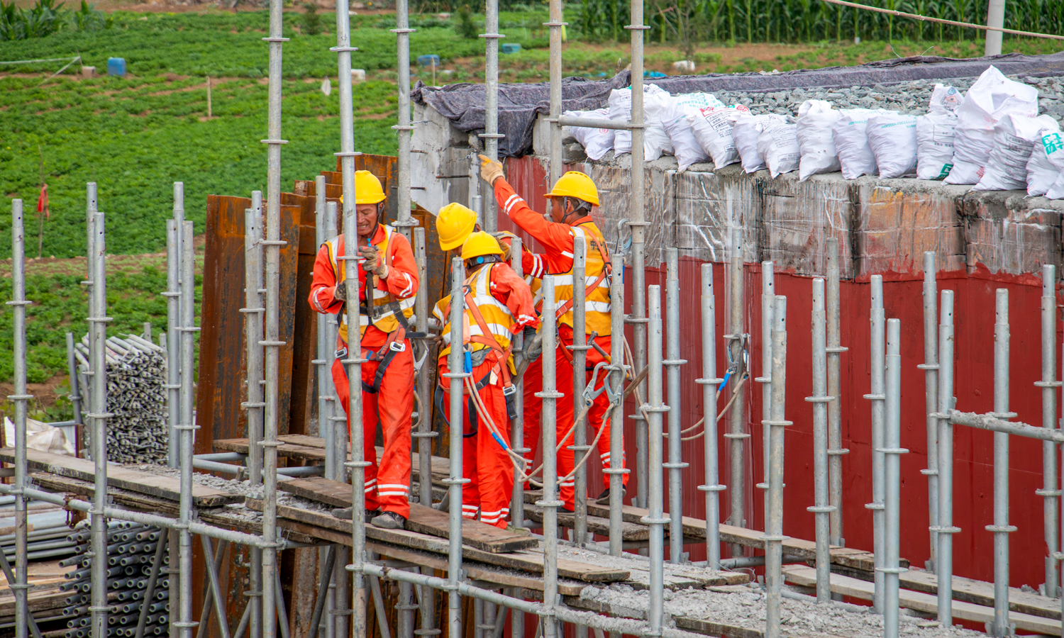 按照铁路部门“施工不能断运，换梁不能停车”的要求，项目团队创新采用“接力式荷载传导”施工工法：先对既有桥墩帮宽加固，架设临时钢梁便梁，将列车荷载从旧梁转移至临时结构，为旧梁拆除腾出空间；待三跨框架式永久新桥浇筑成型后，实施顶推入位，将荷载从临时结构精准移交新桥，全程保持线路几何状态稳定。图为施工现场。