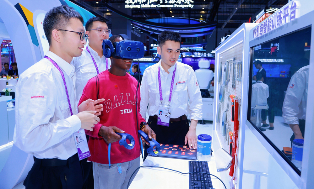 观众在中国东航展台体验VR机务智能训练。