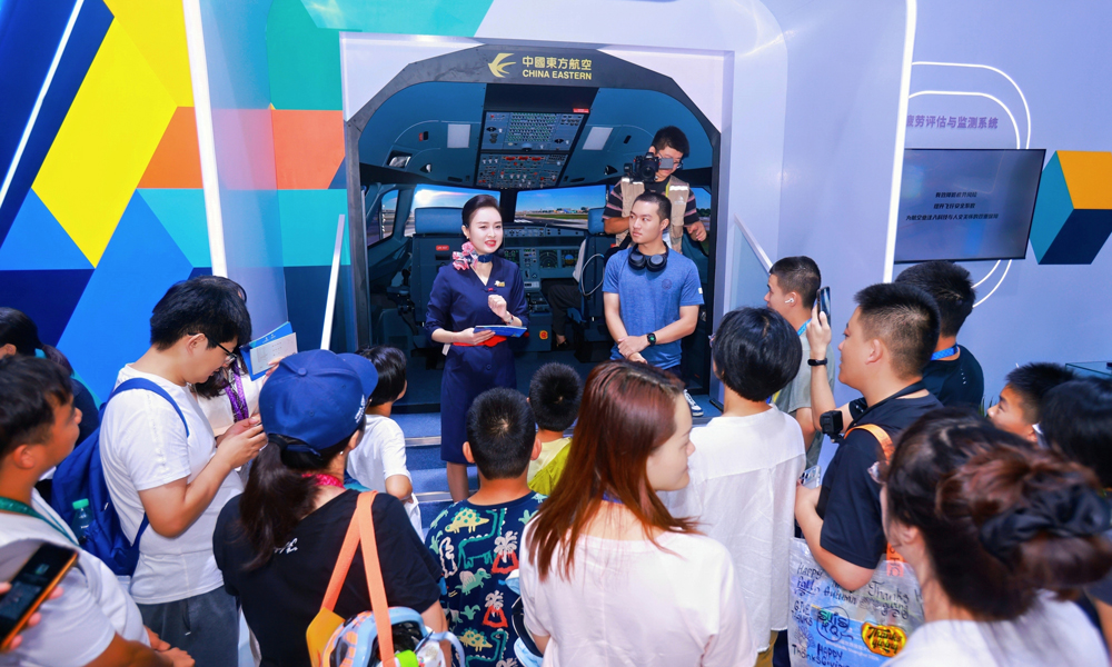 中国东航“IPT综合程序训练器”吸引观众参与模拟飞行。