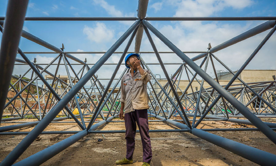 近日，在海南文昌西北院总承包建设的文昌垃圾电站项目现场，建设者正在工作中。