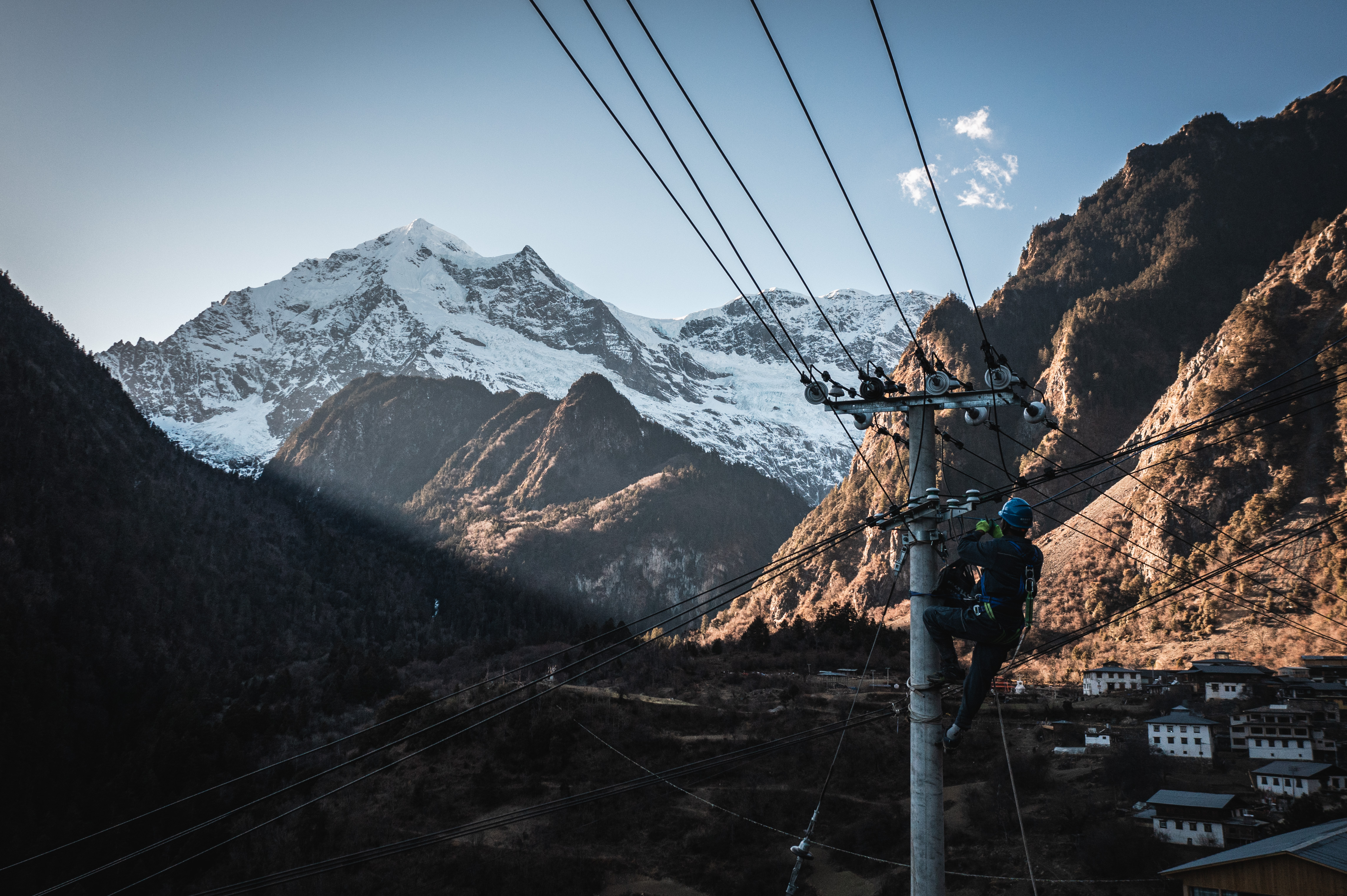 1月9日，旺登在雨崩村检修线路（无人机照片）。 新华社记者 王冠森 南网传媒全媒体记者 周志旺 摄.jpg