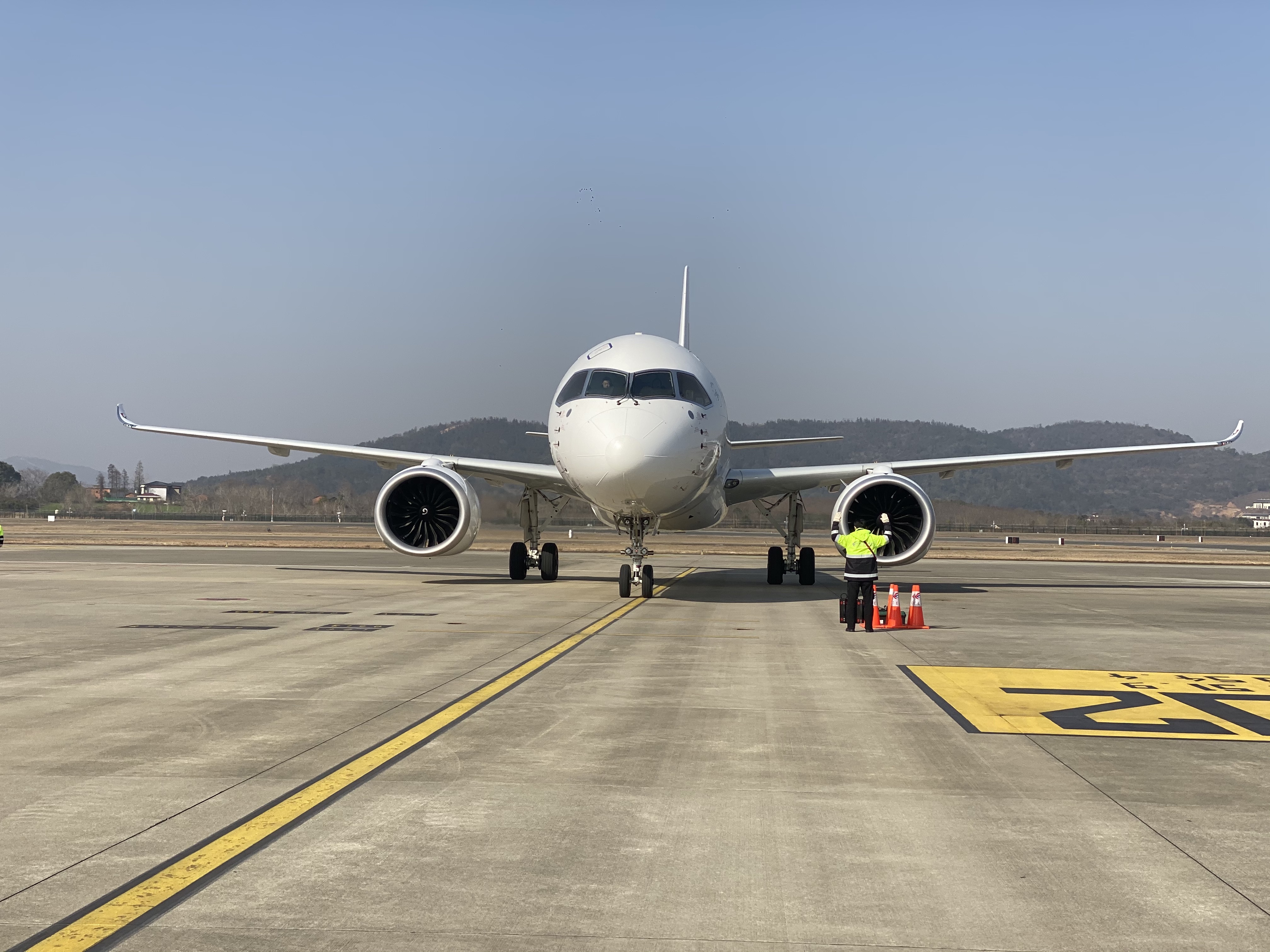 C919兔年首飞落地南昌.jpg