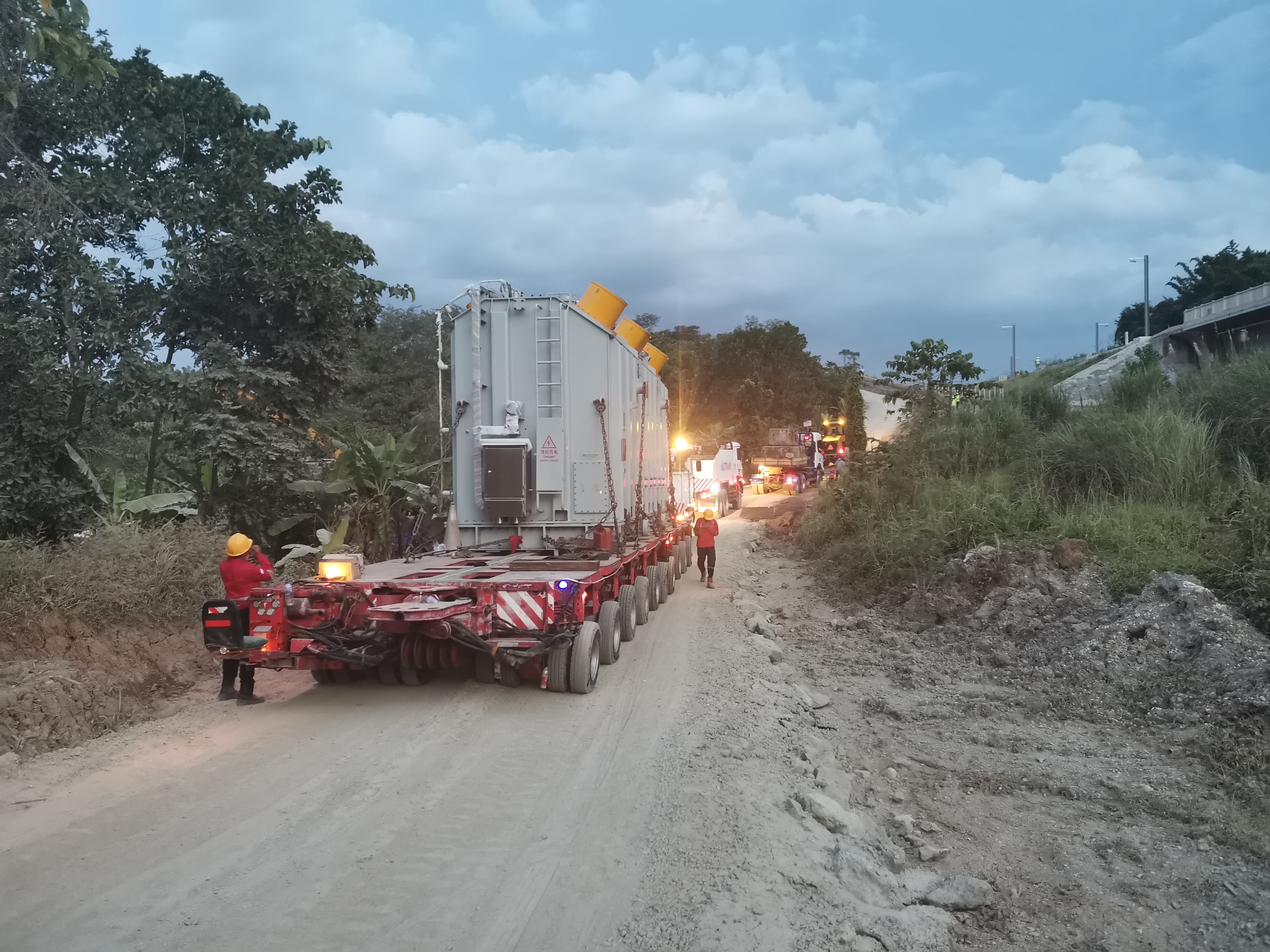 雅万高铁卡拉旺牵引变电所主变压器主变压器在山路运输.jpg