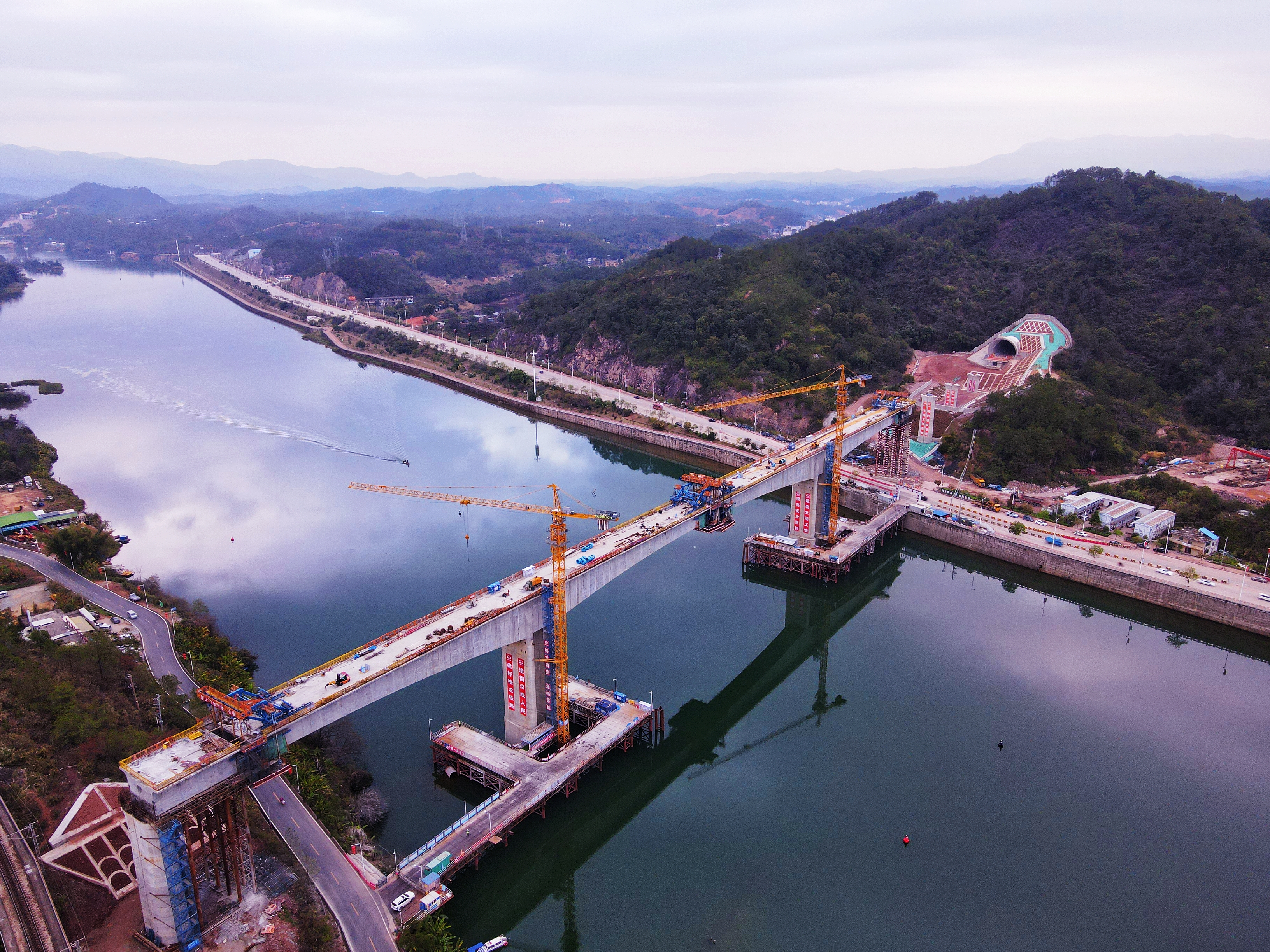 梅龙高铁东江特大桥顺利合龙1.jpg