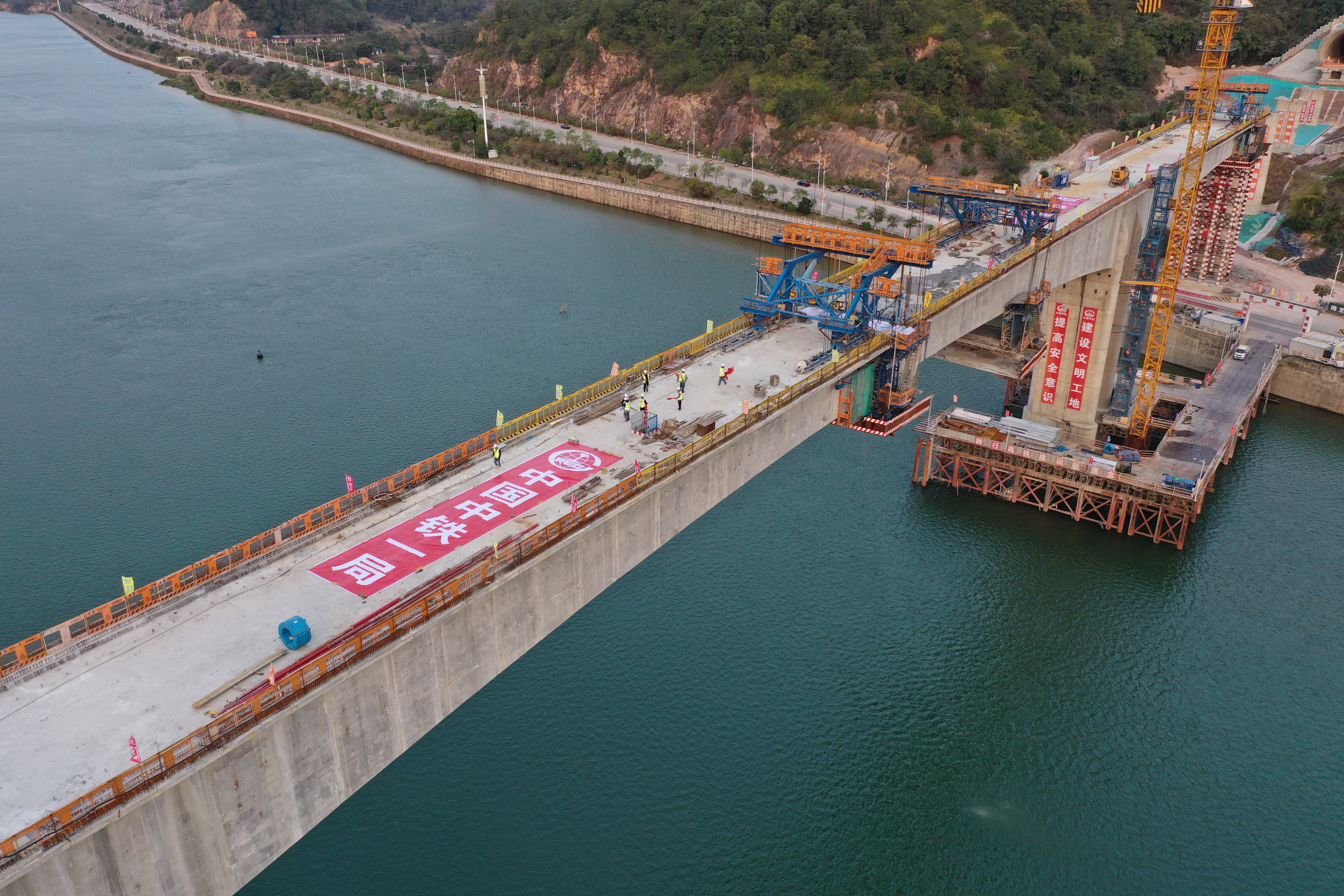 梅龙高铁东江特大桥顺利合龙3.JPG
