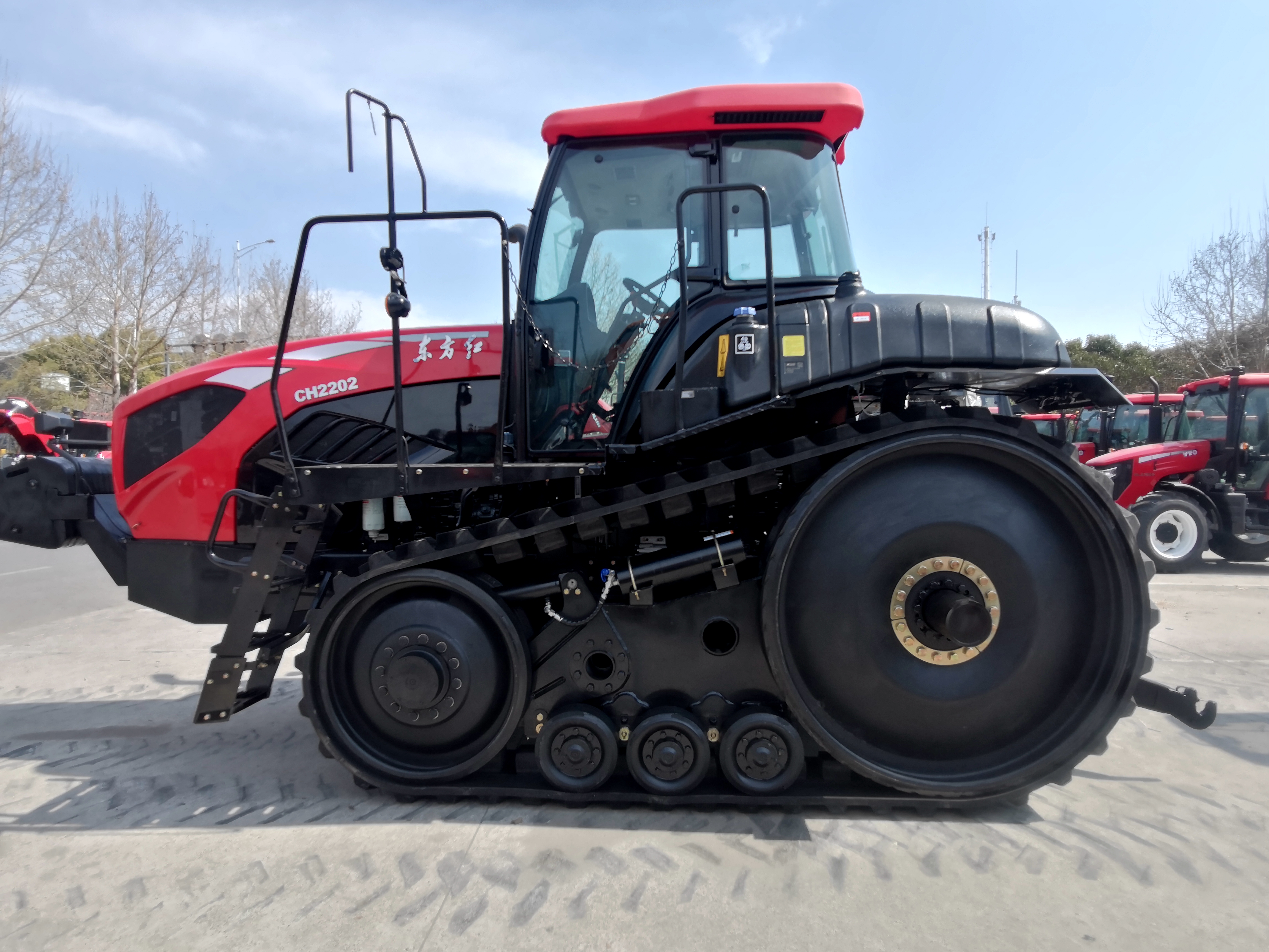 国内首台220马力履带拖拉机成功下线 (1).jpg