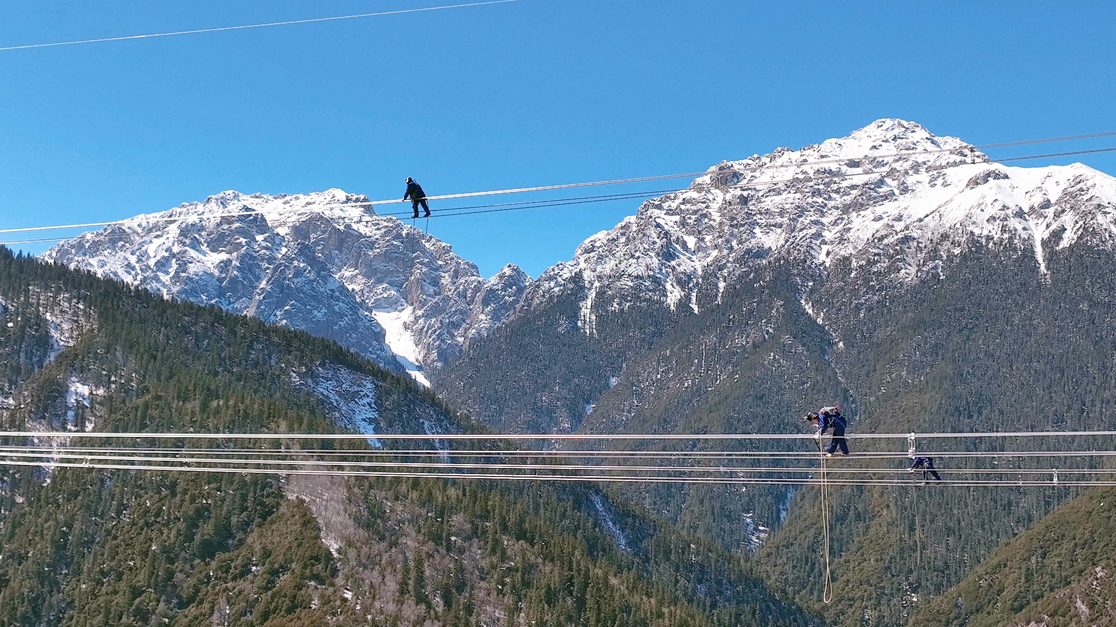 国网四川电力施工人员在至澜沧江500千伏线路工程走线验收。.jpg