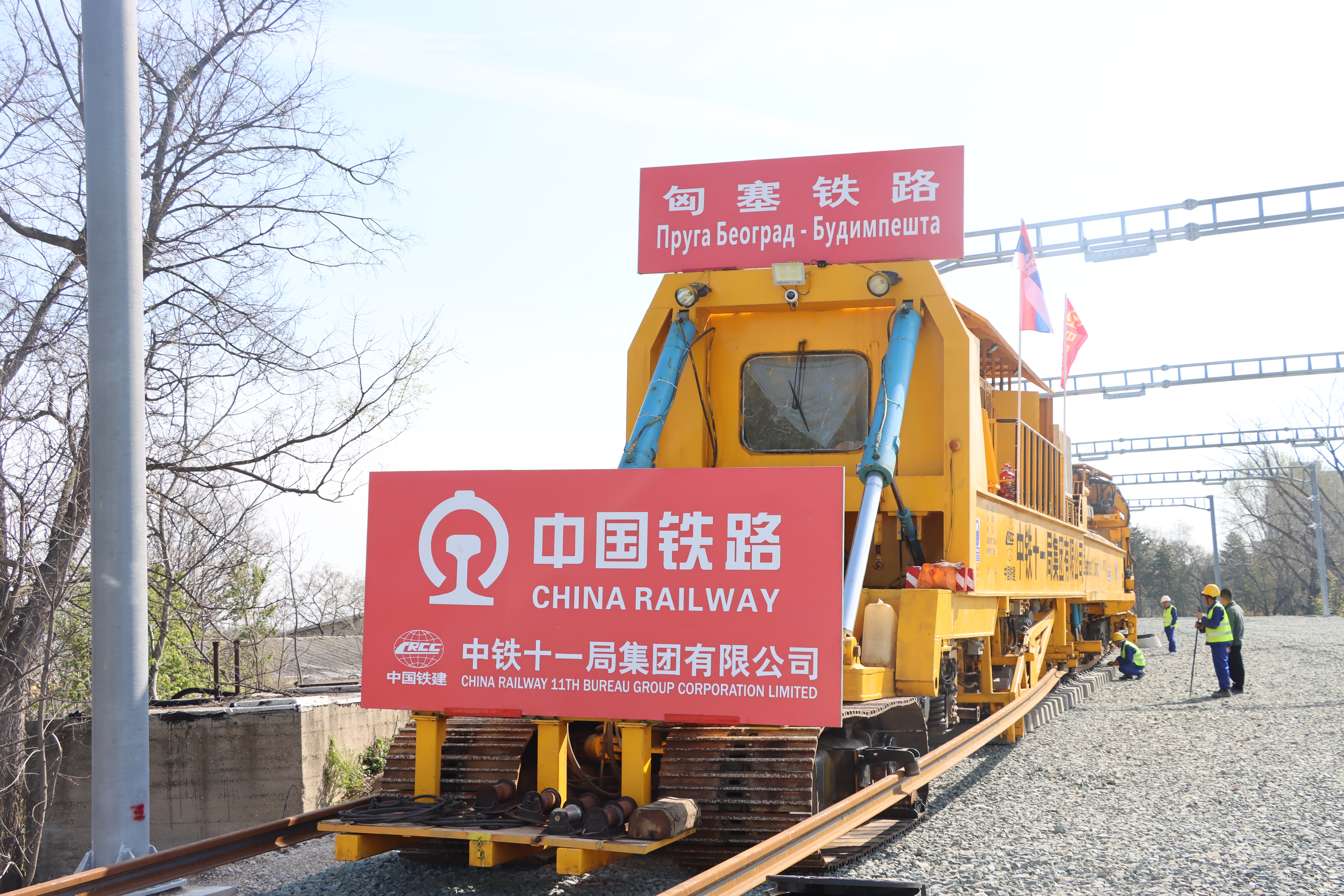 4月6日,作业人员正在进行铺轨作业。马柯 摄.JPG 4月6日,作业人员正在进行铺轨作业。马柯 摄.JPG