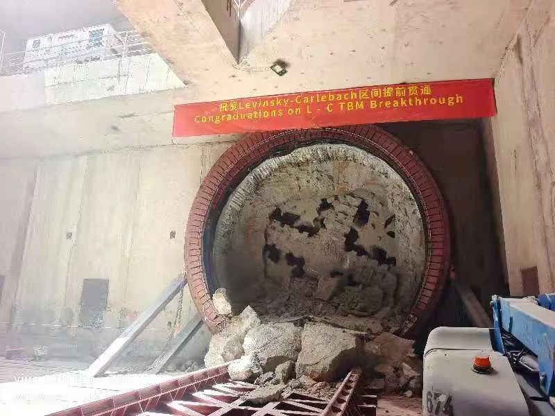 首个盾构隧道提前贯通.png 首个盾构隧道提前贯通.png