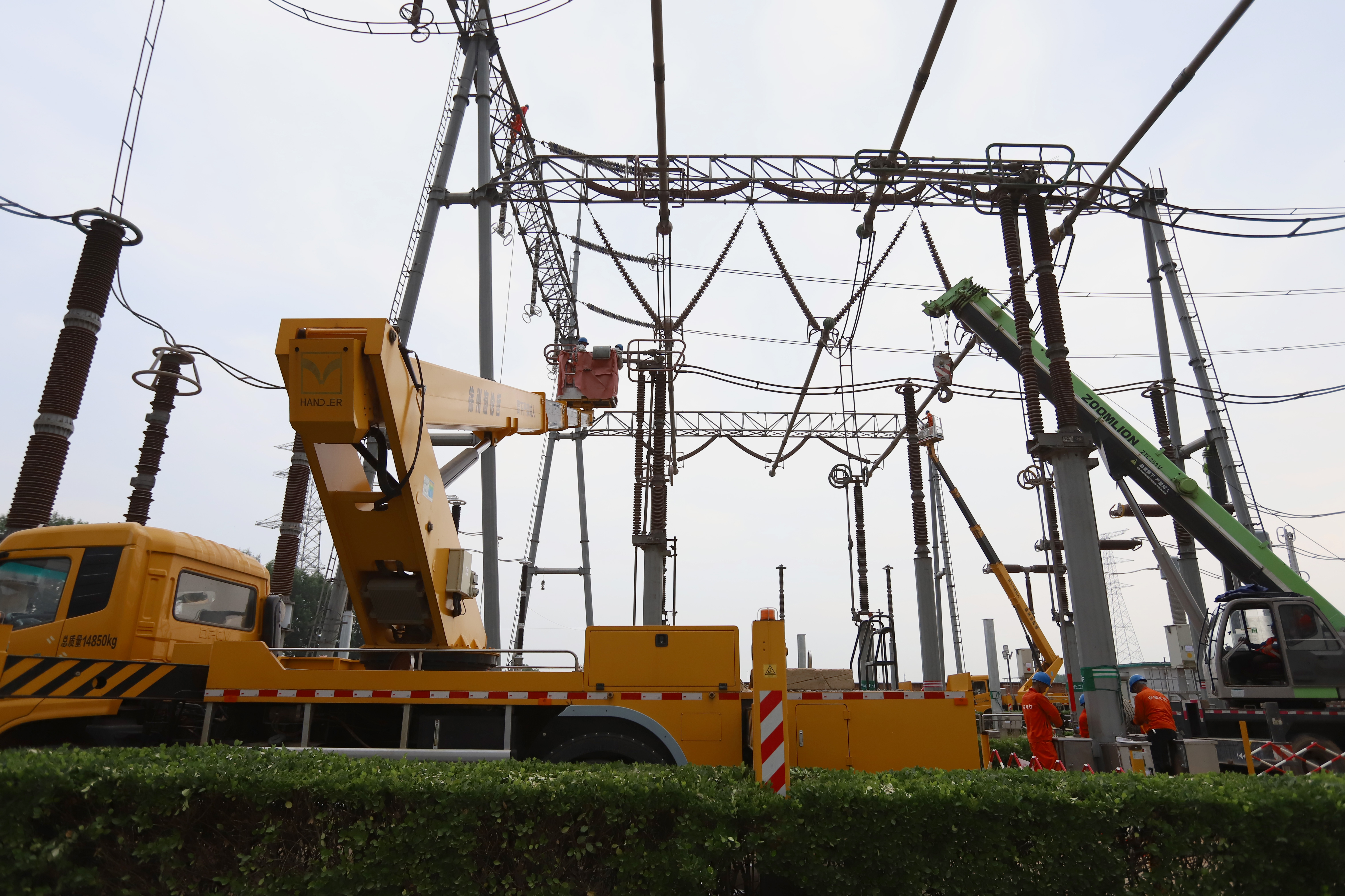 建设人员在500千伏榆社开闭站吊装软母线。.jpg