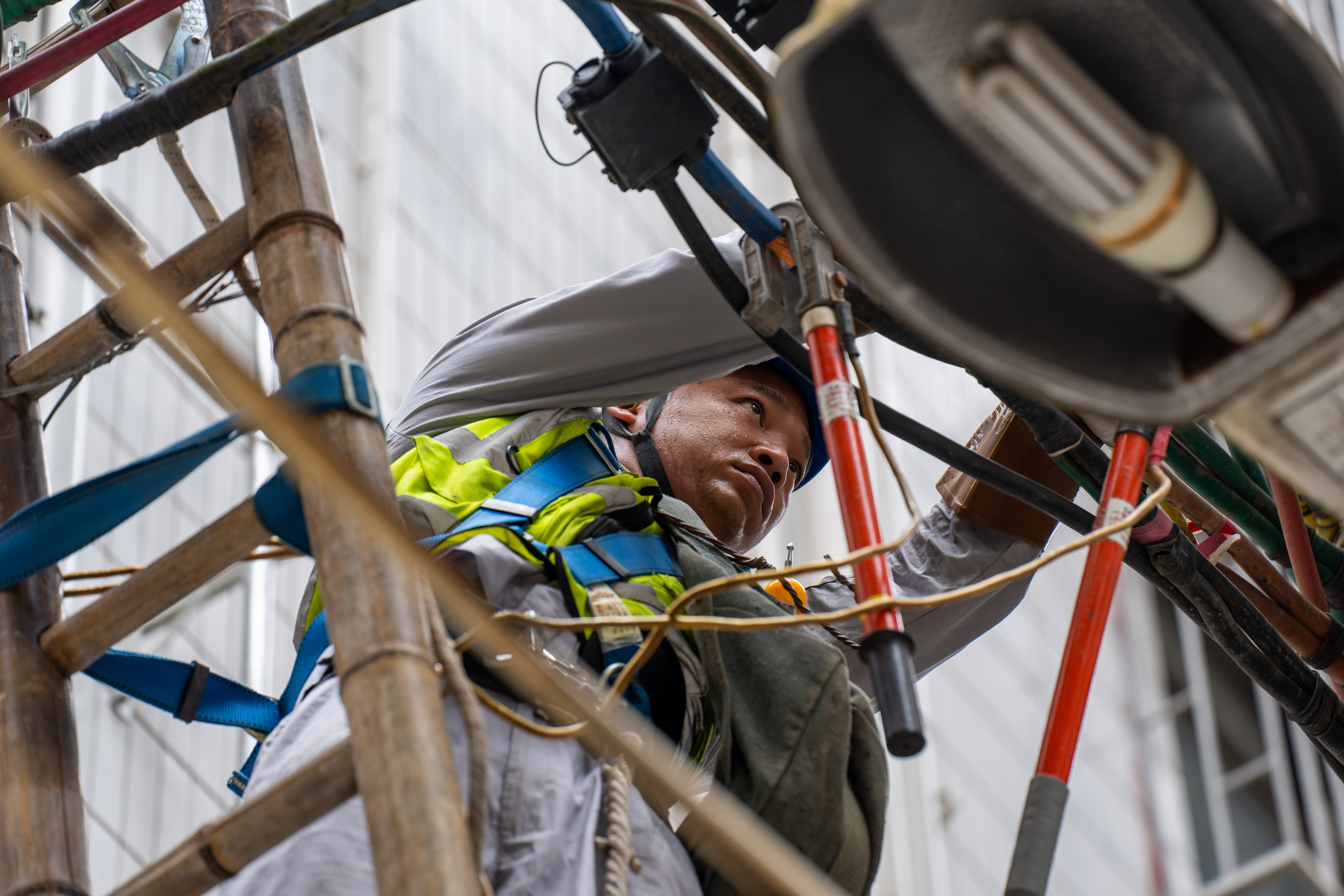 南方电网深圳龙岗供电局工作人员为城中村更换线路，迎接即将到来的夏季负荷高峰。黄志伟 摄.jpg