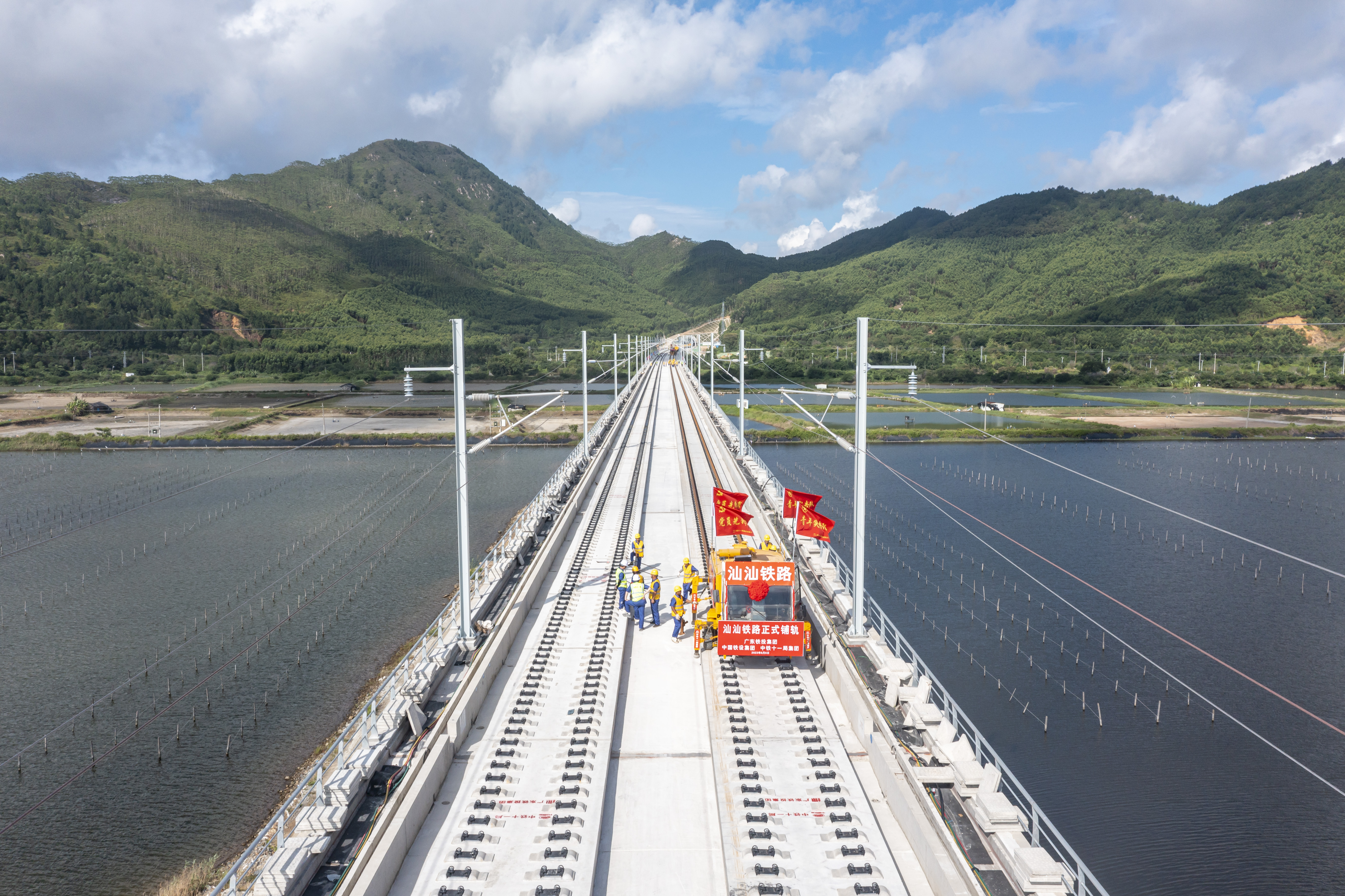 作业人员完成一对500米长钢轨铺设。刘连强 摄.jpg