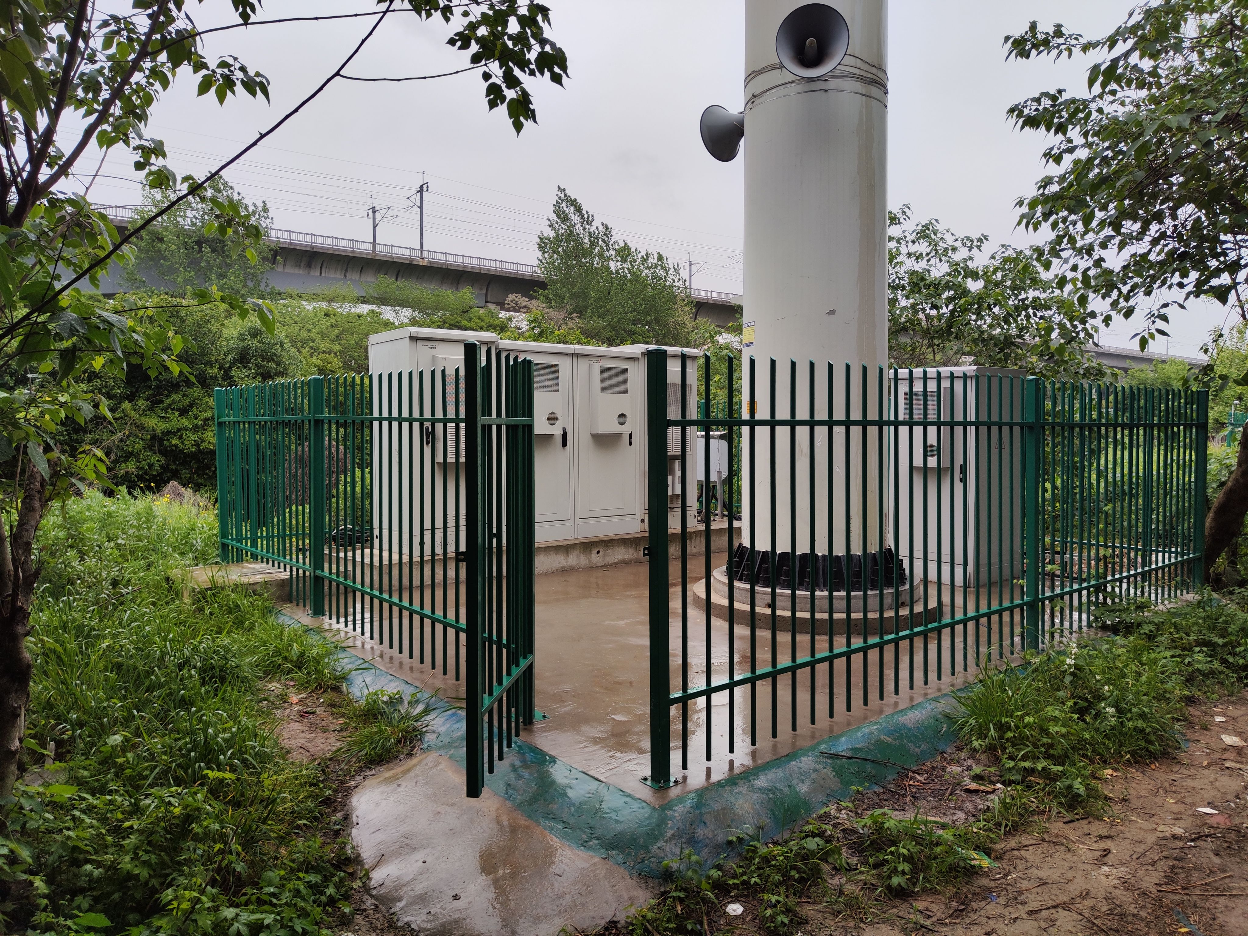 位于南京市玄武区的一处5G铁塔基站储能蓄电池设备。.jpg