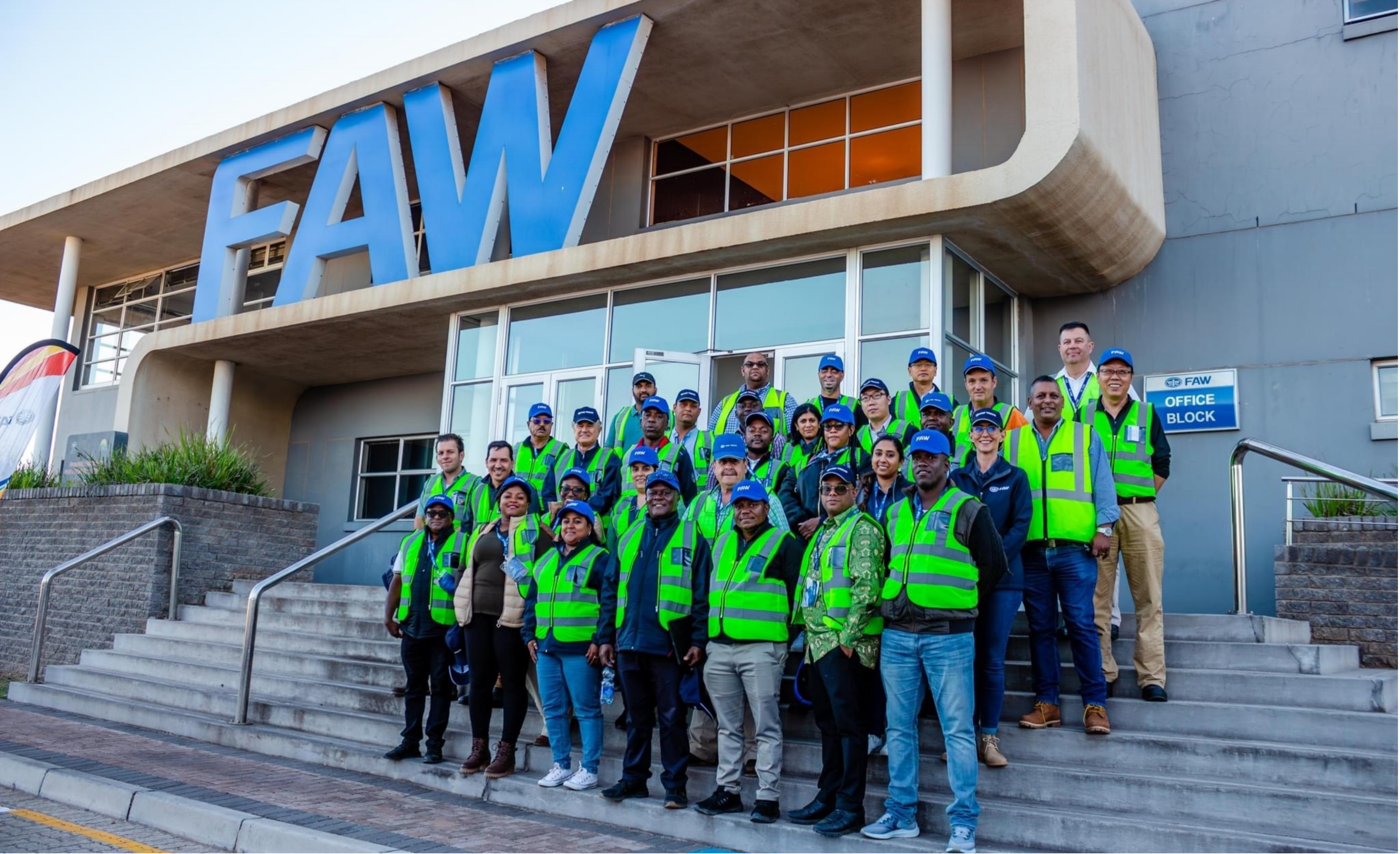 南非公司组织30名周边国家大客户参观一汽南非库哈工厂 拷贝.jpg