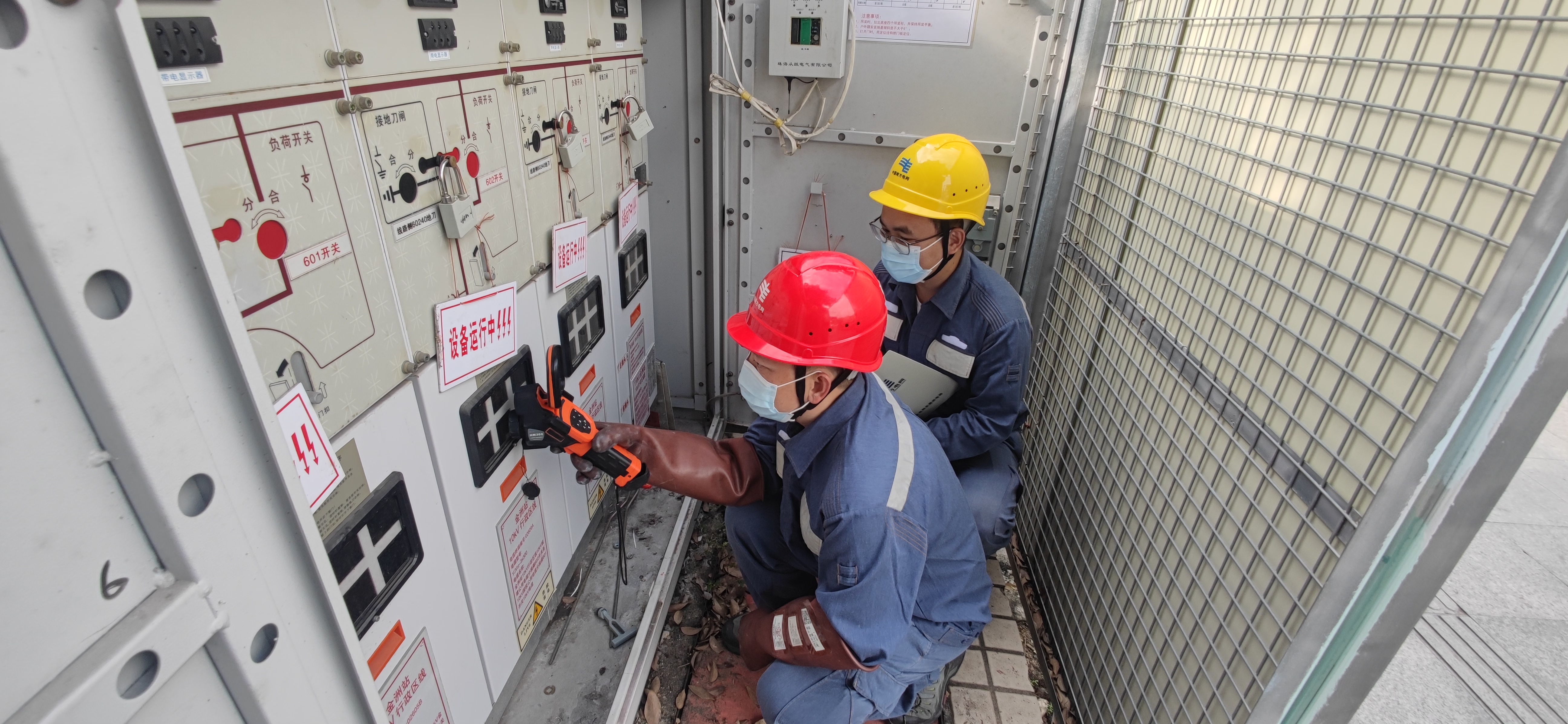 南方电网广东东莞虎门供电局在“龙舟水”来临前夕安排工作人员重新排查配电设备，重点对往年“内涝重灾区”、地下电房进行隐患排查。（王乐 摄） (2).jpg