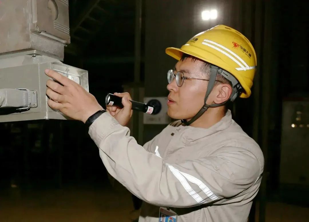 大唐王滩发电公司严格执行巡检、定期工作计划安排,每日按照巡检路线对各类设备进行全面巡查,出现异常及时处理,确保实现夏季大负荷期间各类问题动态清零。.jpg 大唐王滩发电公司严格执行巡检、定期工作计划安排,每日按照巡检路线对各类设备进行全面巡查,出现异常及时处理,确保实现夏季大负荷期间各类问题动态清零。.jpg