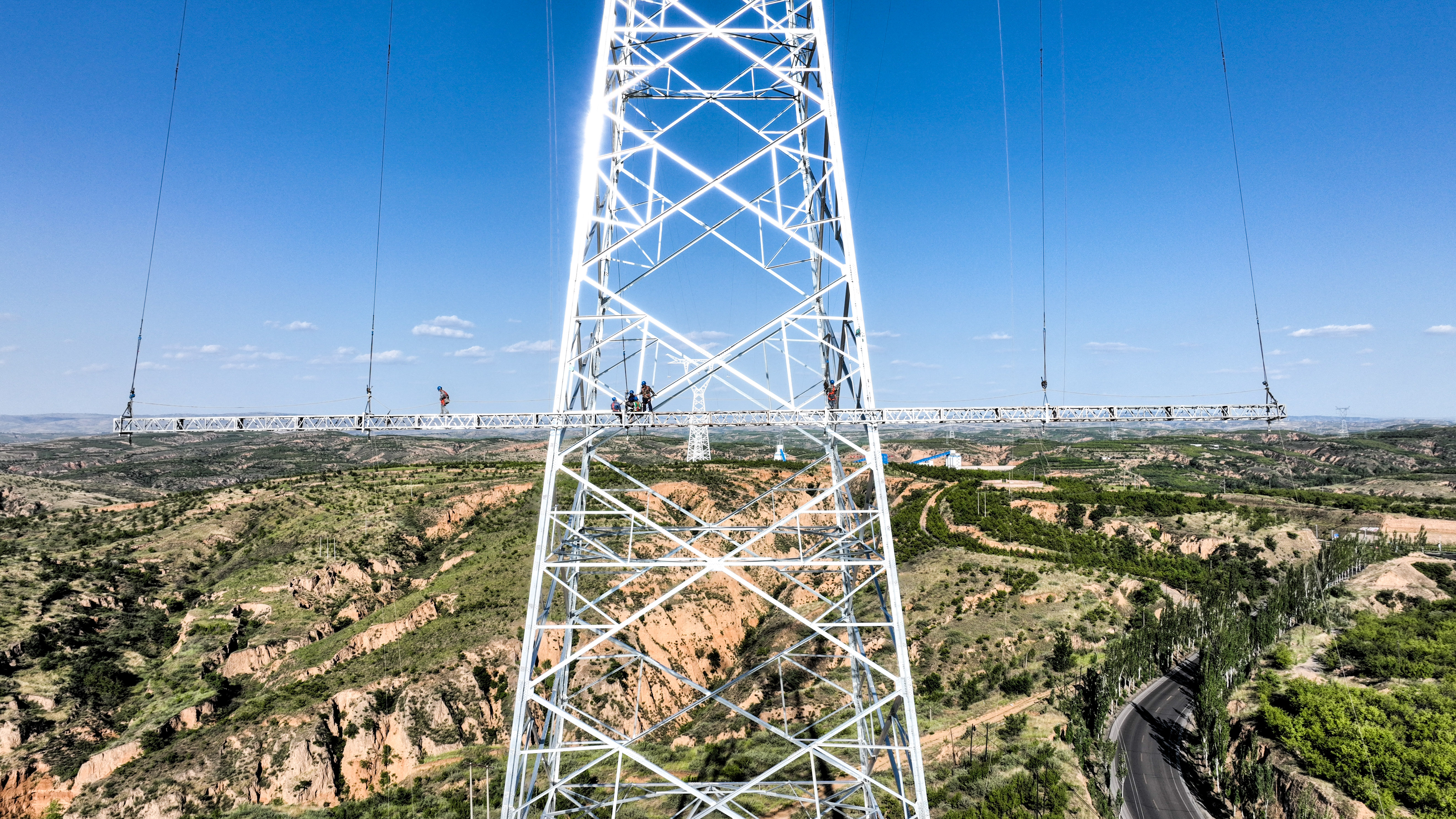 6月20日，国网蒙东电力工作人员在内蒙古鄂尔多斯市准格尔旗京泰酸刺沟电厂二期1000千伏送出工程施工现场进行高空作业 。.jpg