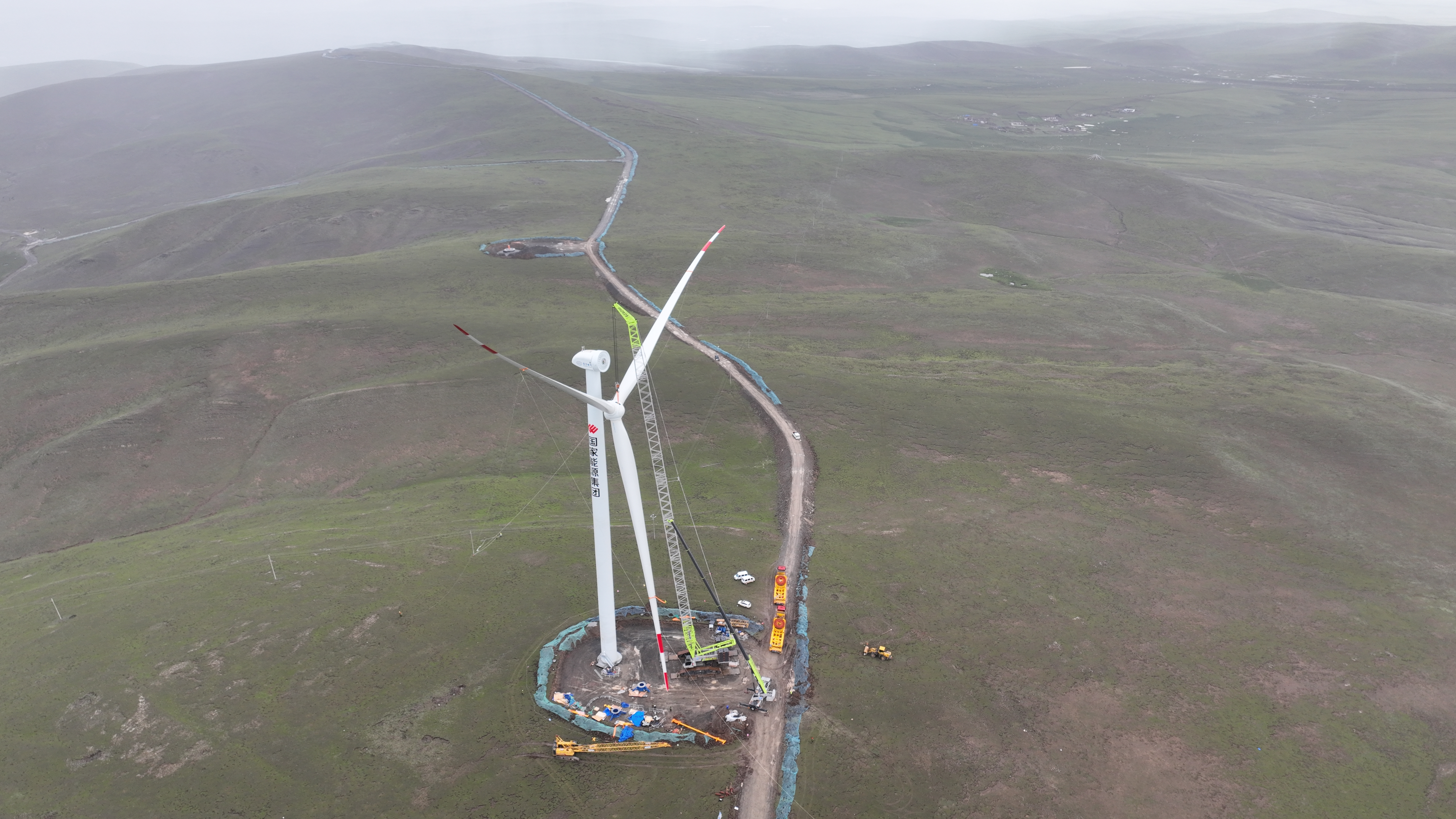 图为国家能源集团西藏那曲市色尼区欧玛亭嘎100兆瓦风电项目首台风机完成吊装.jpg