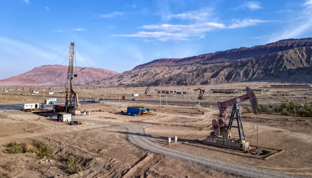 吐哈油田鲁克沁采油管理区生产现场。史建忠 摄.jpg