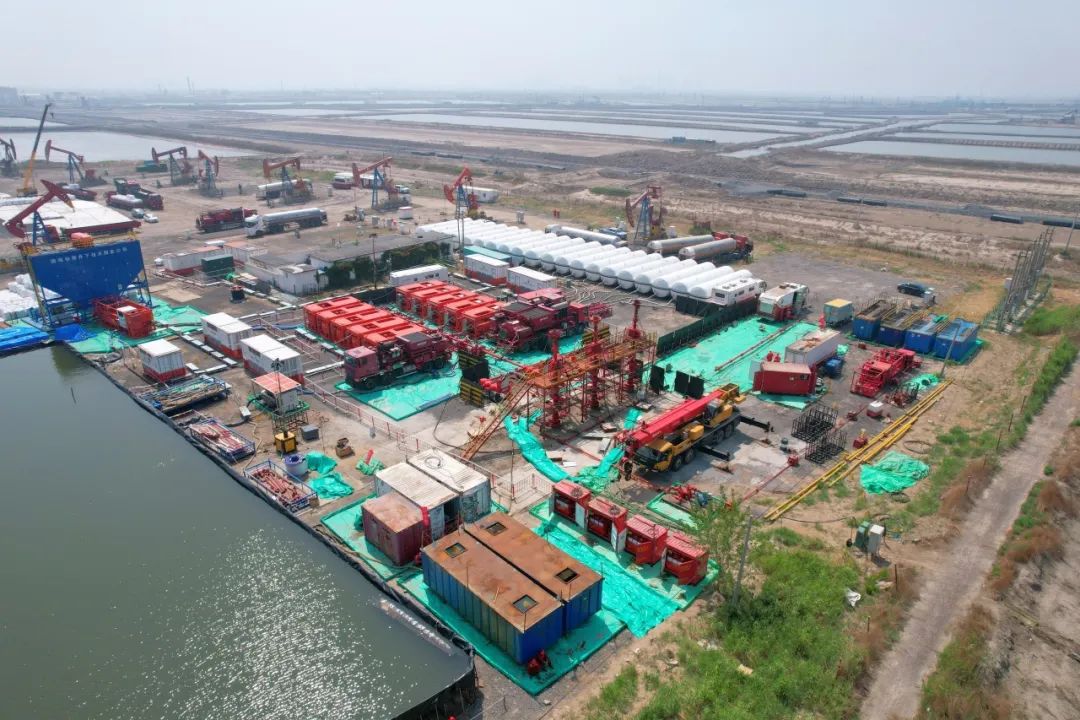 冀东油田压裂施工现场。王翔 摄.jpg