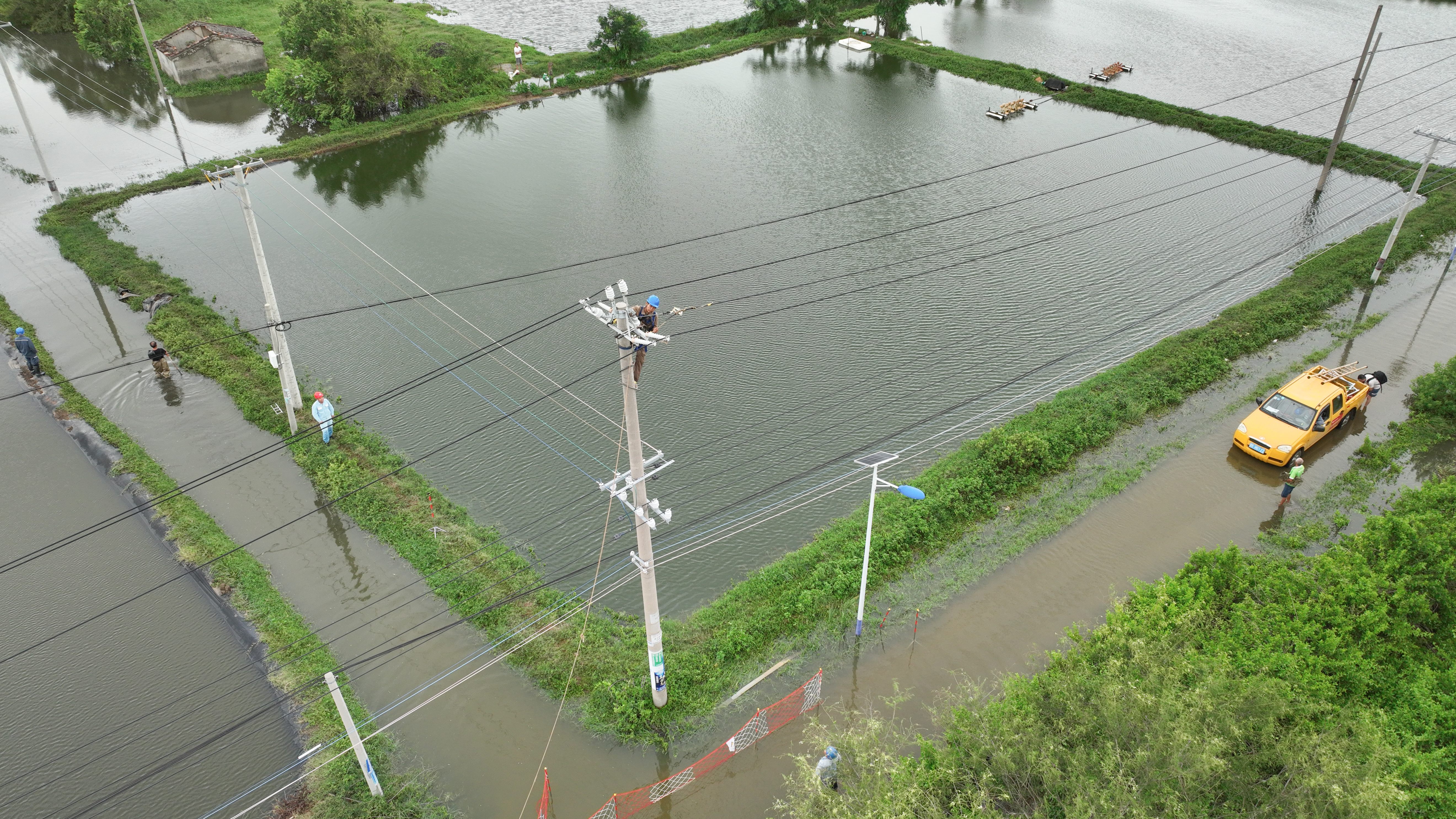 南方电网广西北海合浦供电局组织力量，加快抢修10千伏911场新线林子坡支线，为合浦县西场镇母猪丁村千亩虾塘恢复供电。图为抢修人员在杆上作业。（阳文志 摄）.jpg