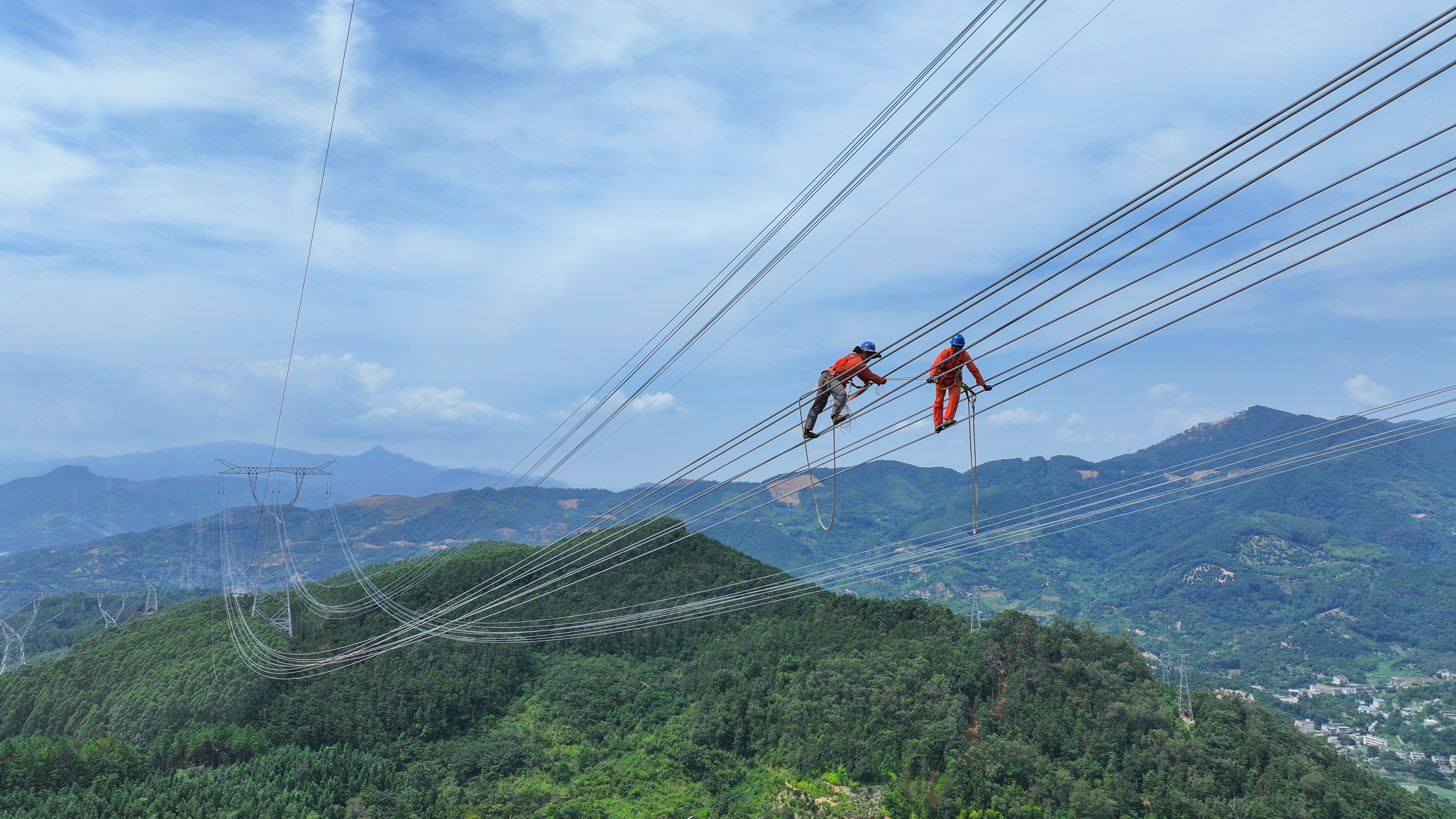 9月13日，在福建省闽侯县，1000千伏福州—厦门特高压交流工程最后一相导线牵引到位，标志着该工程实现全线贯通。.jpg