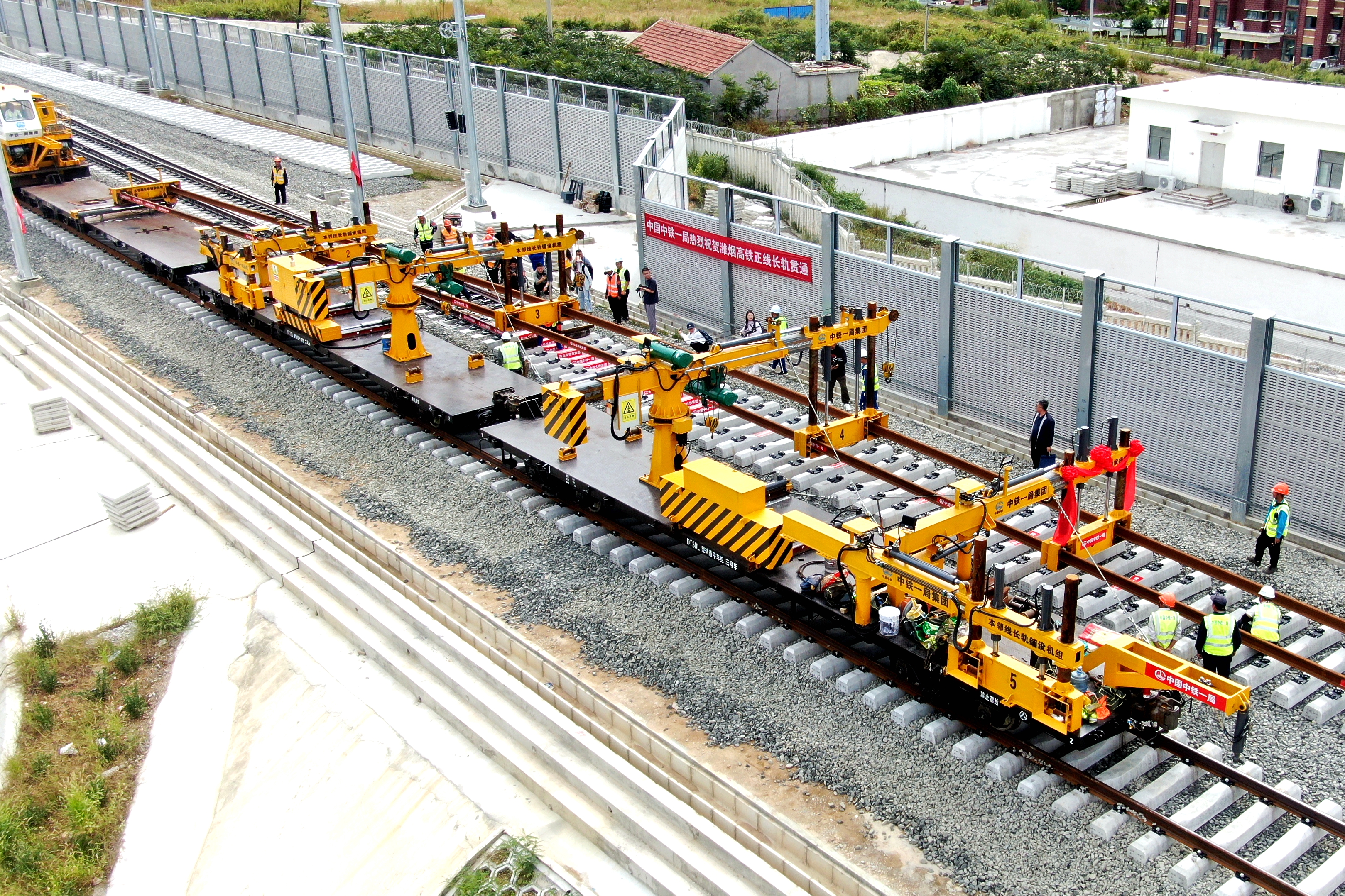 铺设最后一对长钢轨1.jpg 铺设最后一对长钢轨1.jpg