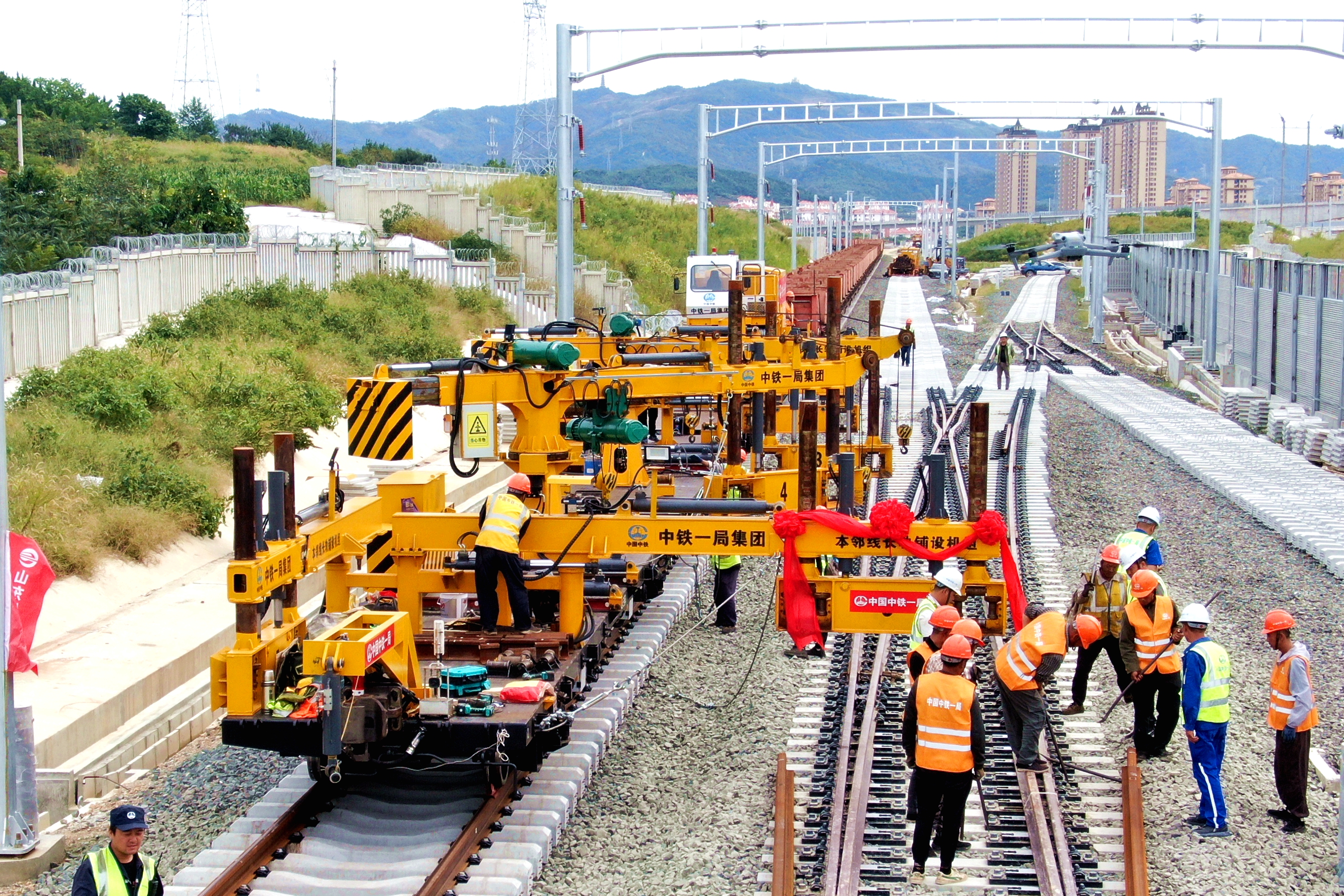 铺轨至接轨点.jpg 铺轨至接轨点.jpg