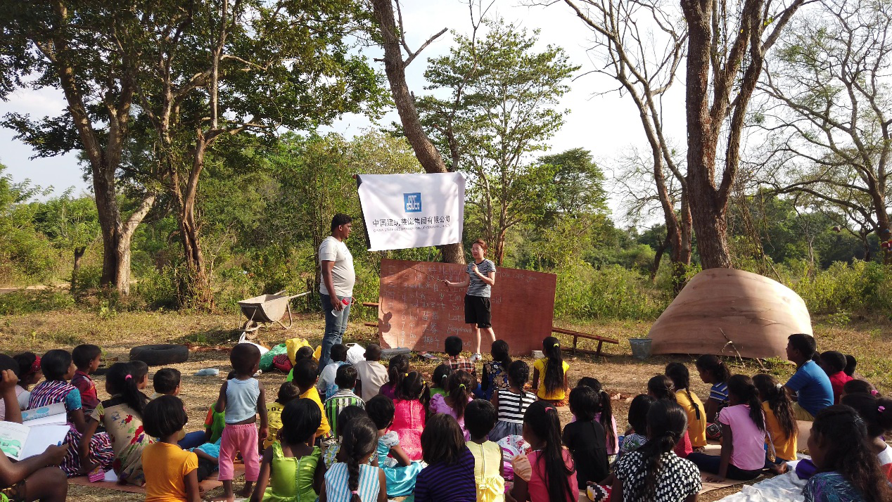 中建装饰“梦想建造”团队为当地儿童开展中英文双语课堂.png
