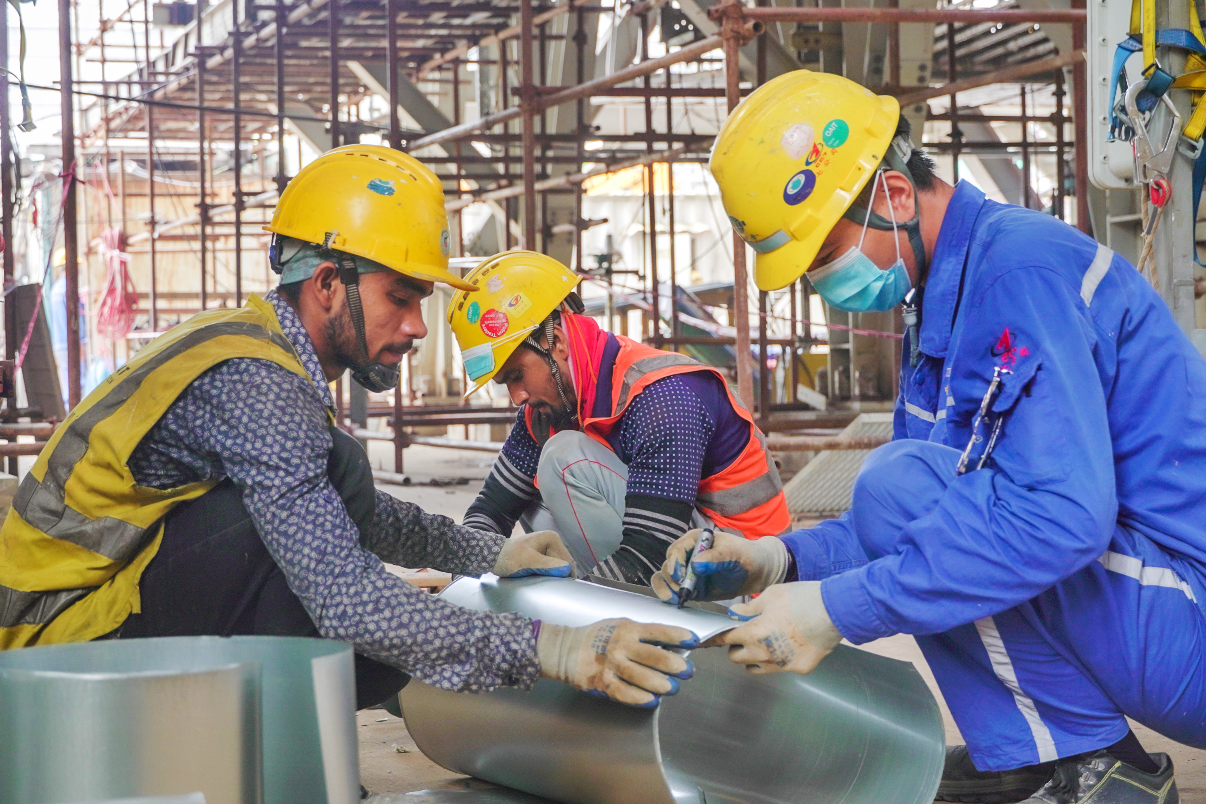 《授人以渔 共筑金色“孟”》图片—— 工人在施工现场挥洒汗水.jpeg