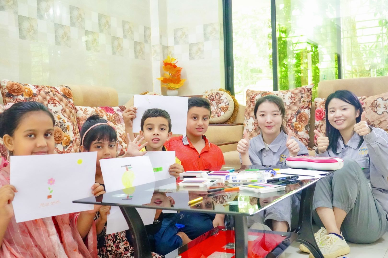 《授人以渔 共筑金色“孟”》图片—— 教业主的孩子画大熊猫.jpeg