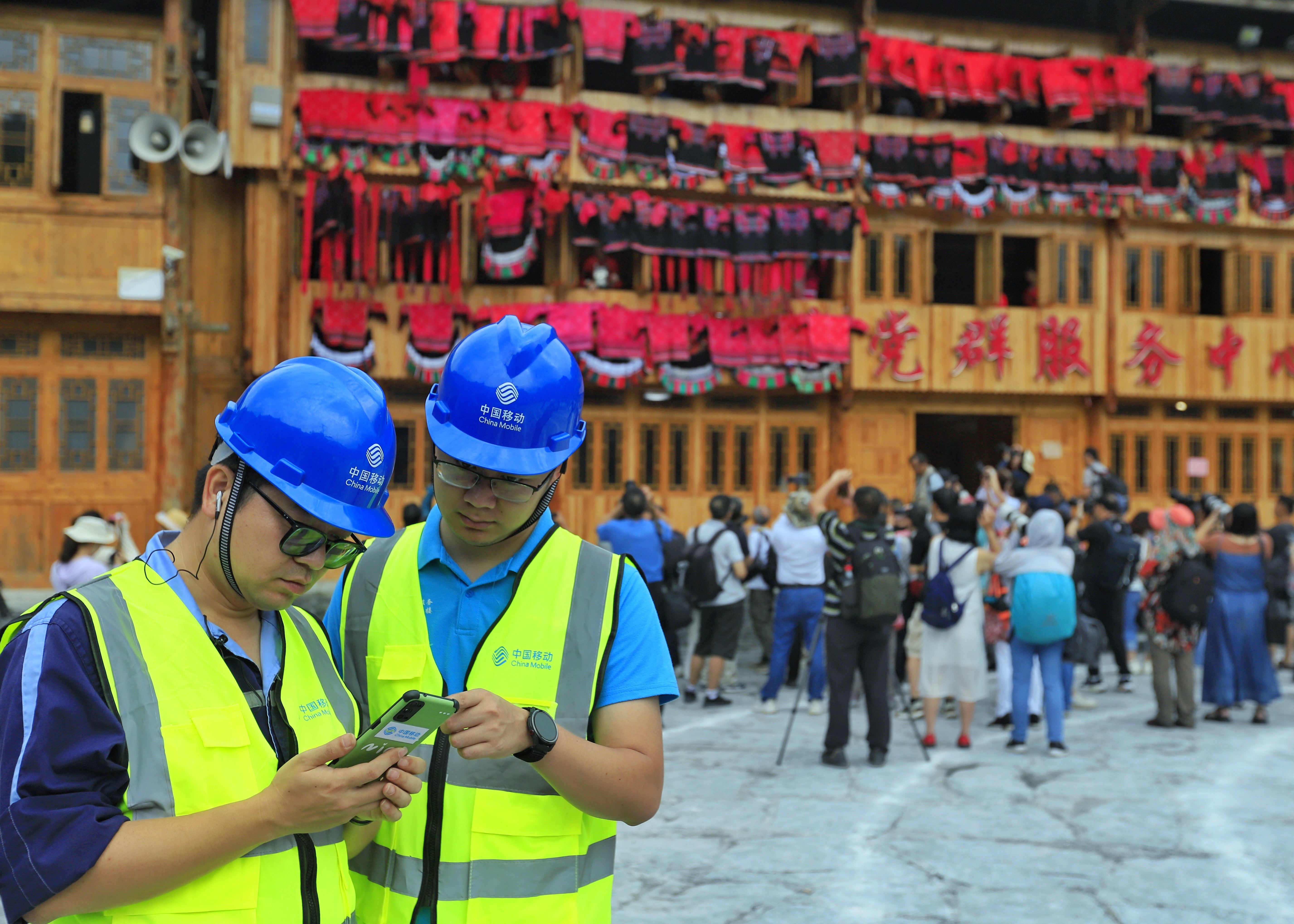 中国移动网络保障人员为广西龙胜各族自治县红瑶“晒衣节”直播活动测试网络信号.jpg