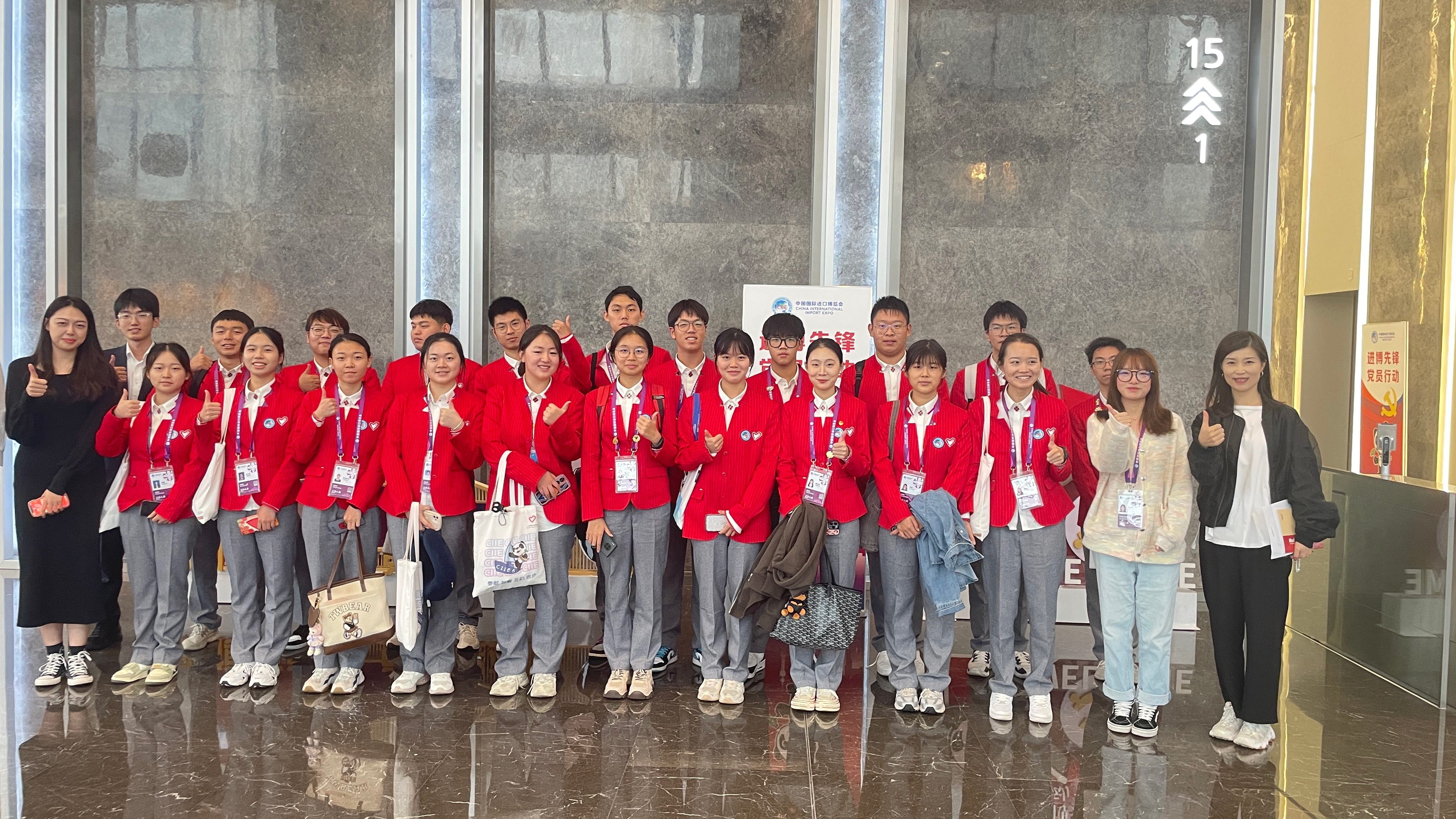 5.中建东孚进博服务志愿者提供服务保障.jpg 5.中建东孚进博服务志愿者提供服务保障.jpg