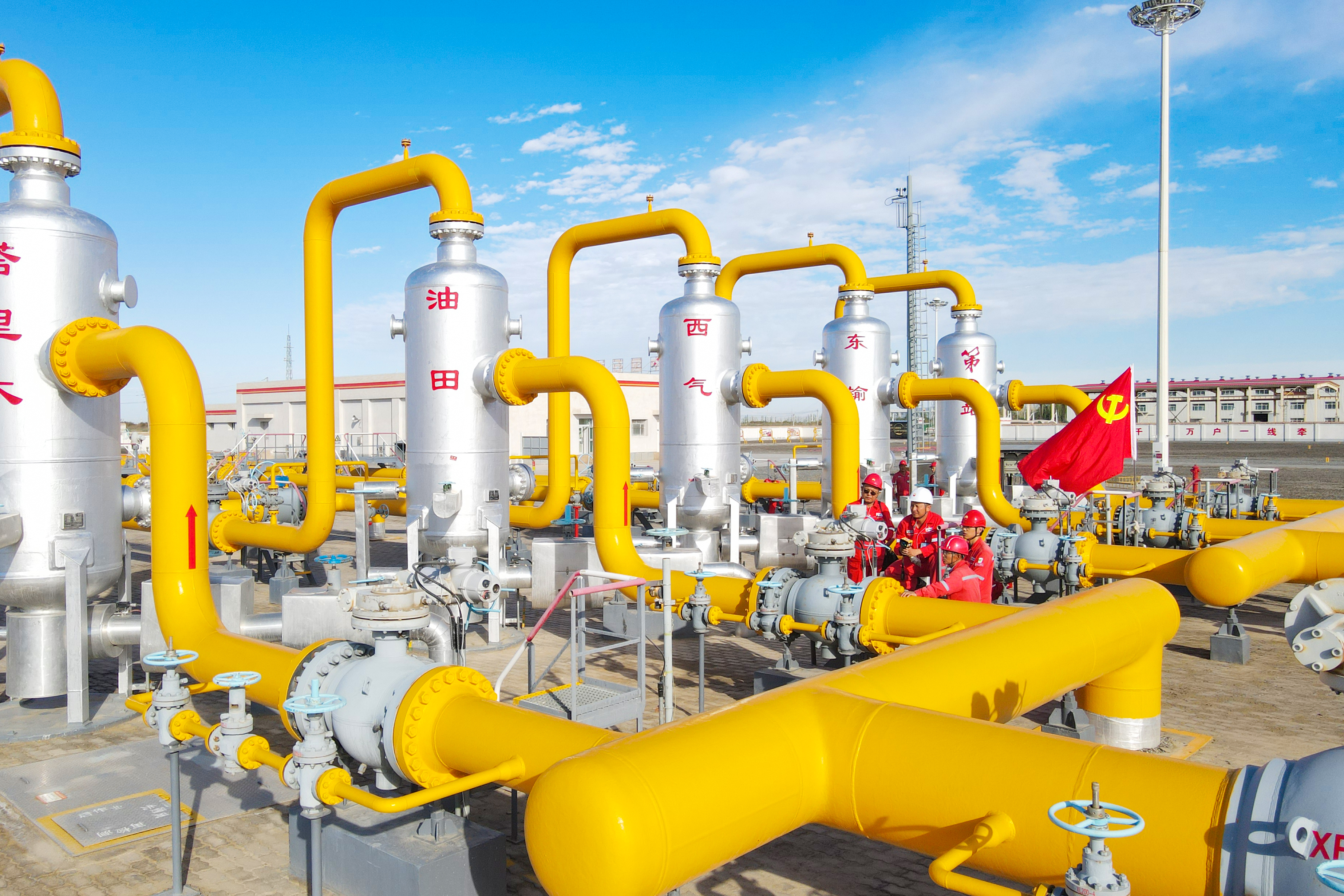 塔里木油田西气东输第一站开展入冬前联合安全检查，夯实冬季保供安全基础。（陈梦羽 摄）.jpg