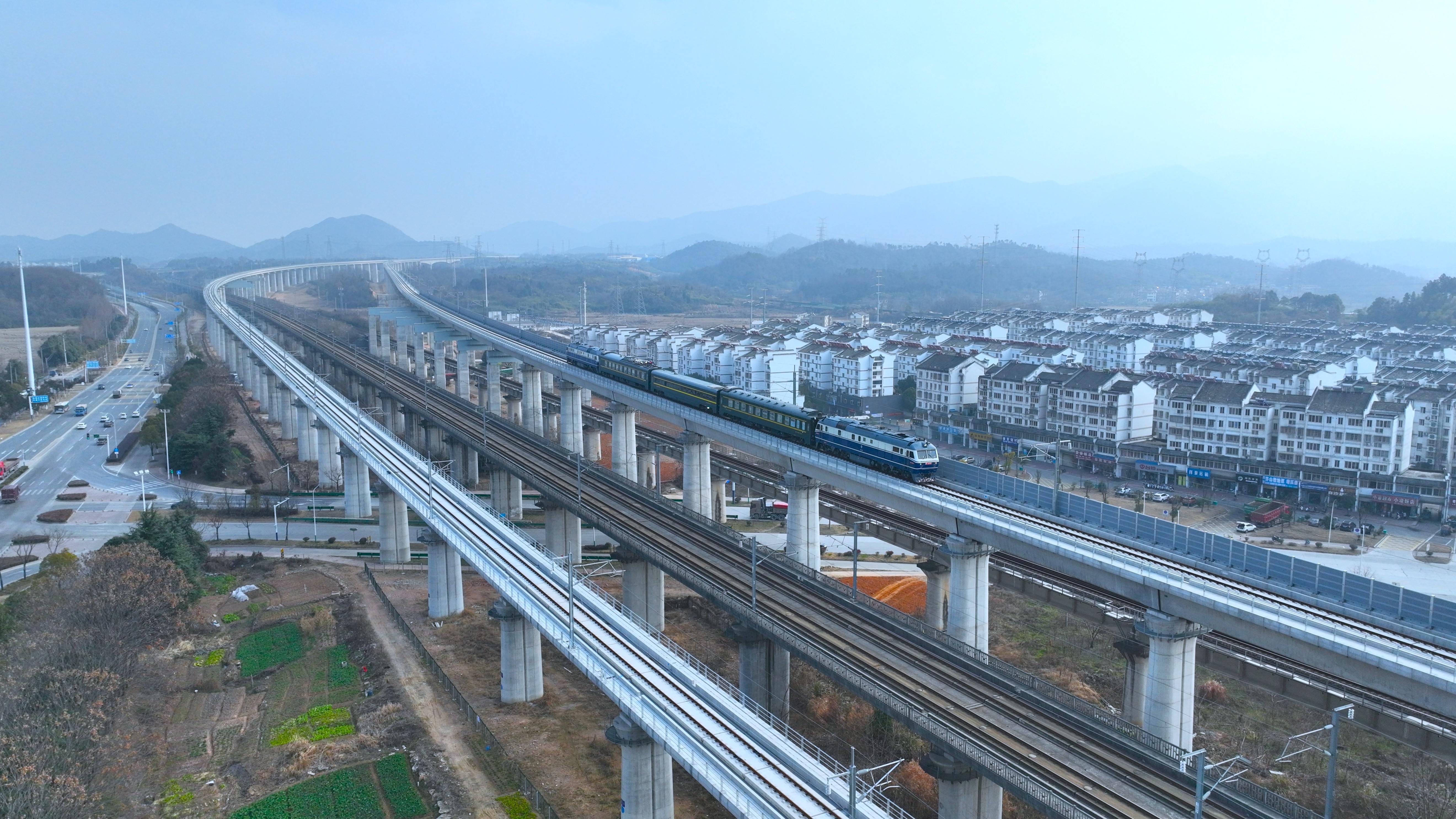 图2.检测列车在白沙铺特大桥行驶.jpg