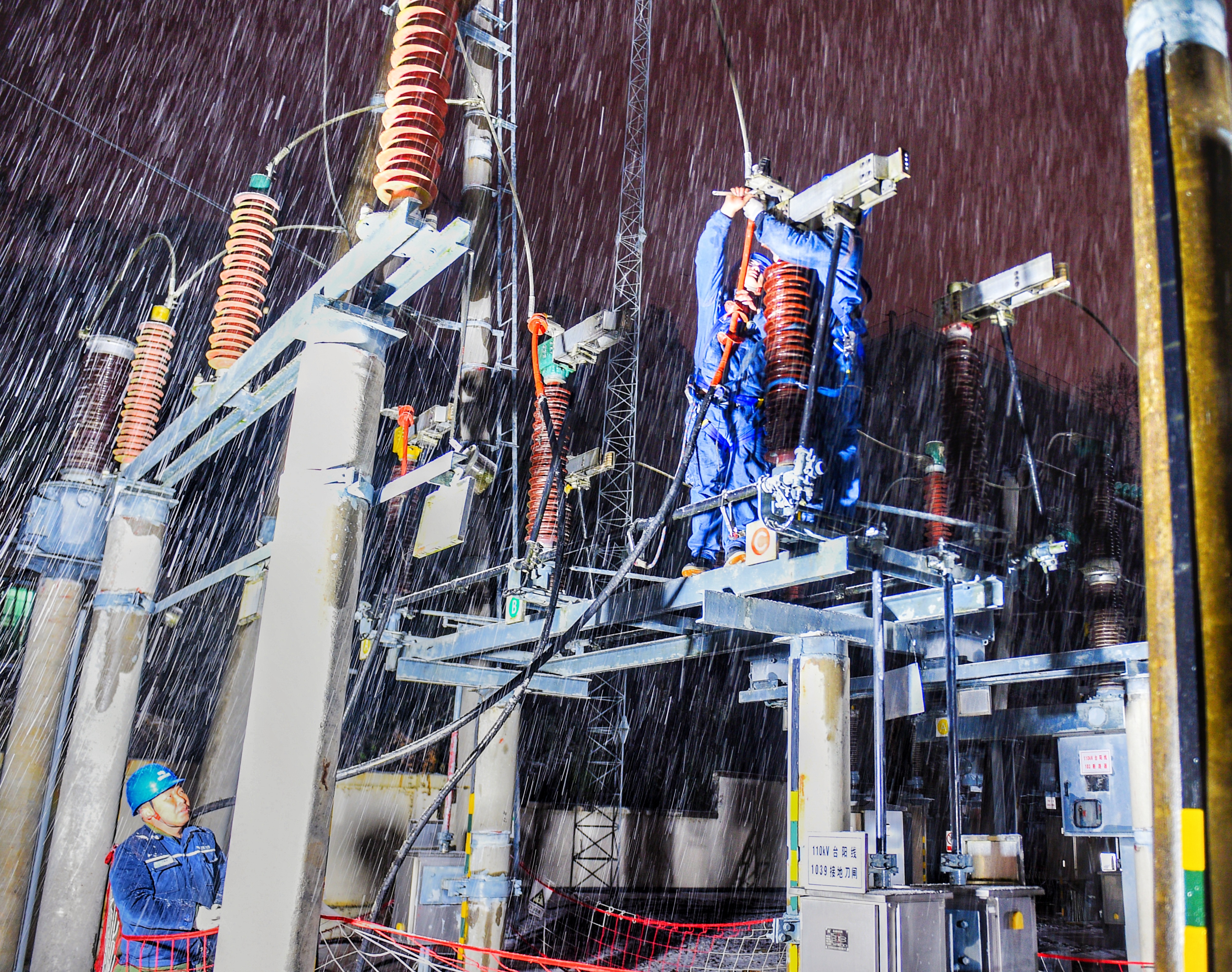 1月21日，在贵州省黔东南苗族侗族自治州台江县台江110千伏变电站内，南方电网贵州凯里供电局工作人员正在进行车载融冰准备工作。（谢释与 摄）.jpg