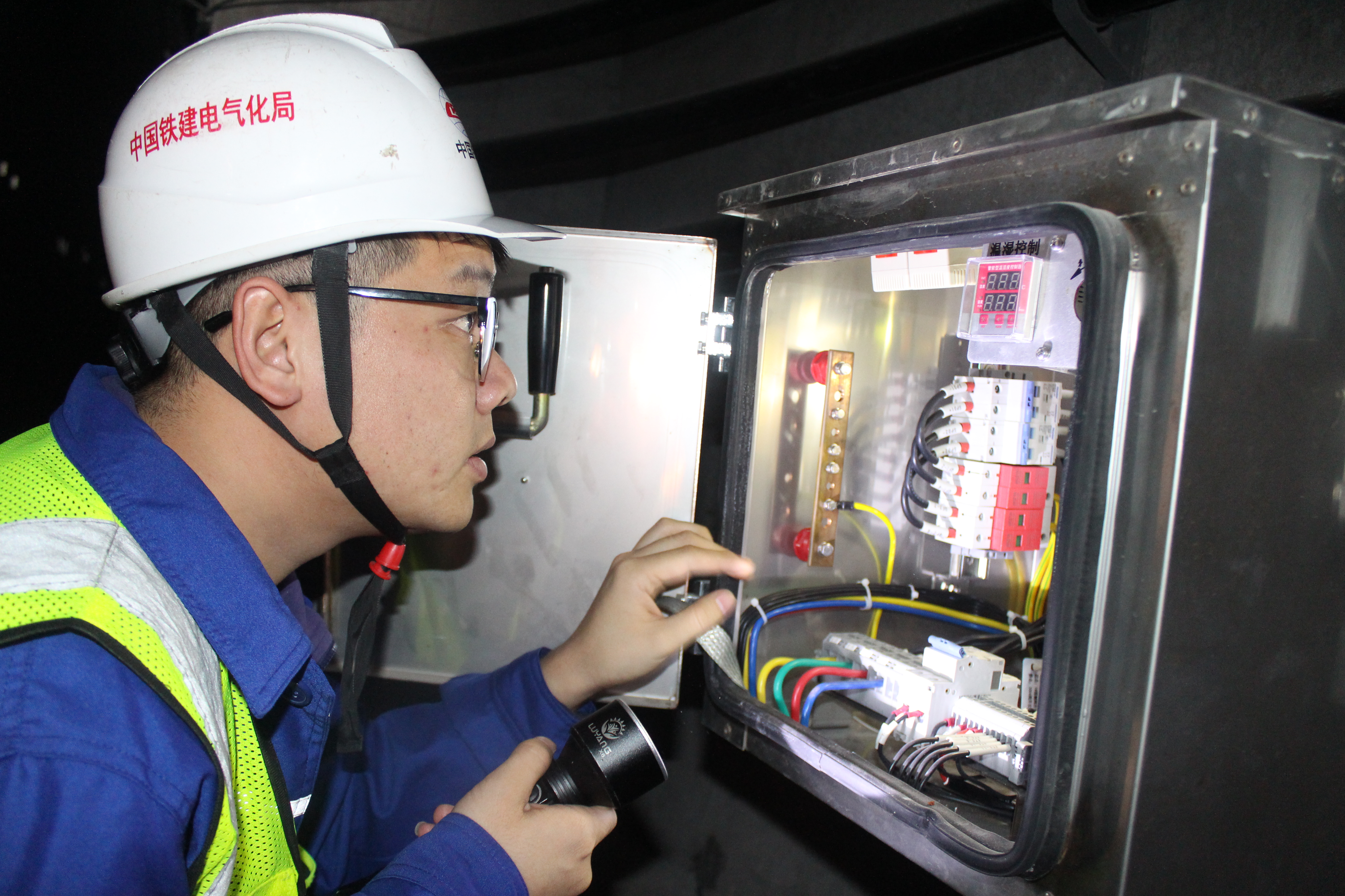 在福厦高铁第二动走线刘塘隧道，中国铁建电气化局北方分公司员工郭永晨对接触网隔离开关进行检修-李瑞涛摄.JPG