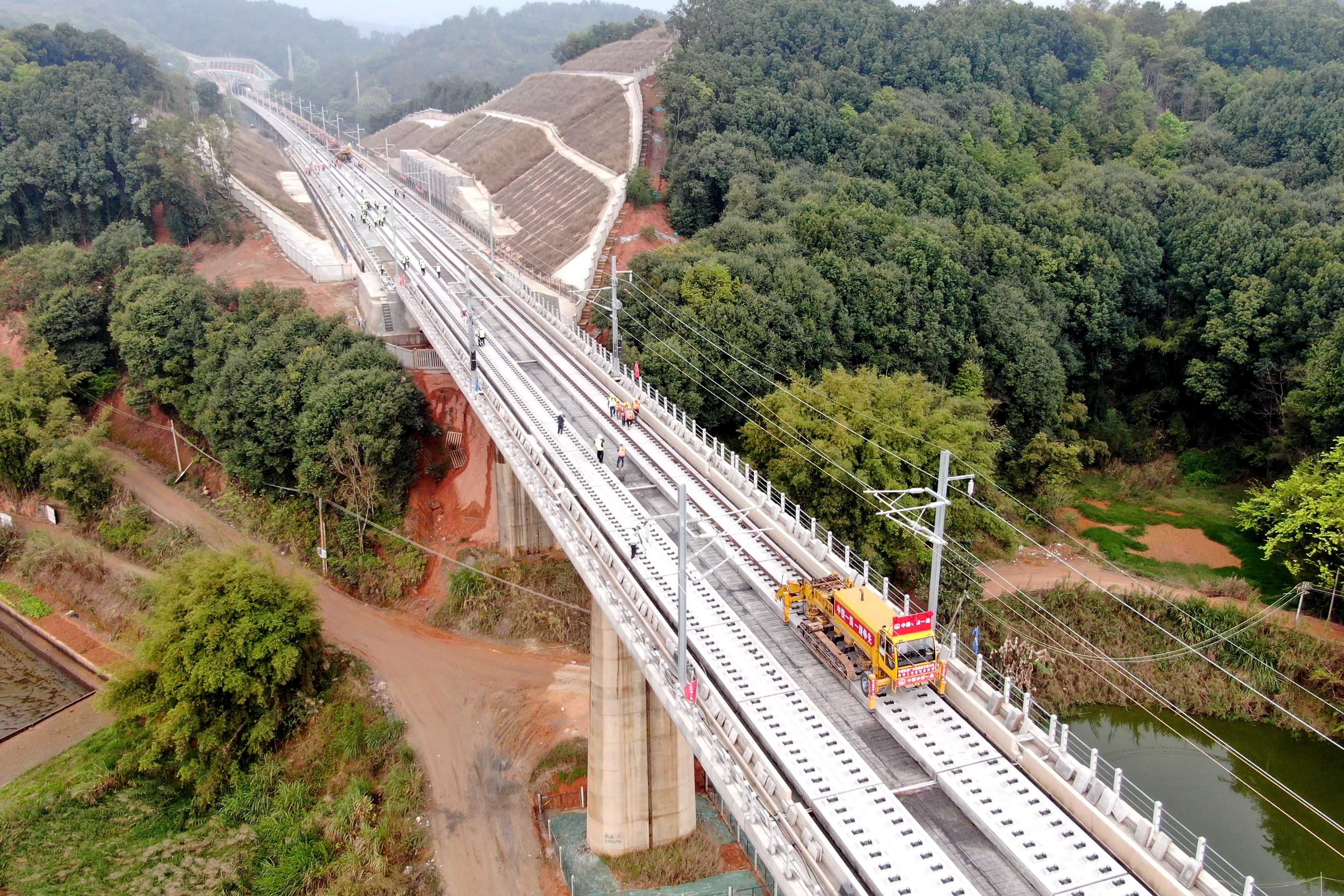 铺轨现场3 解广义摄.jpg