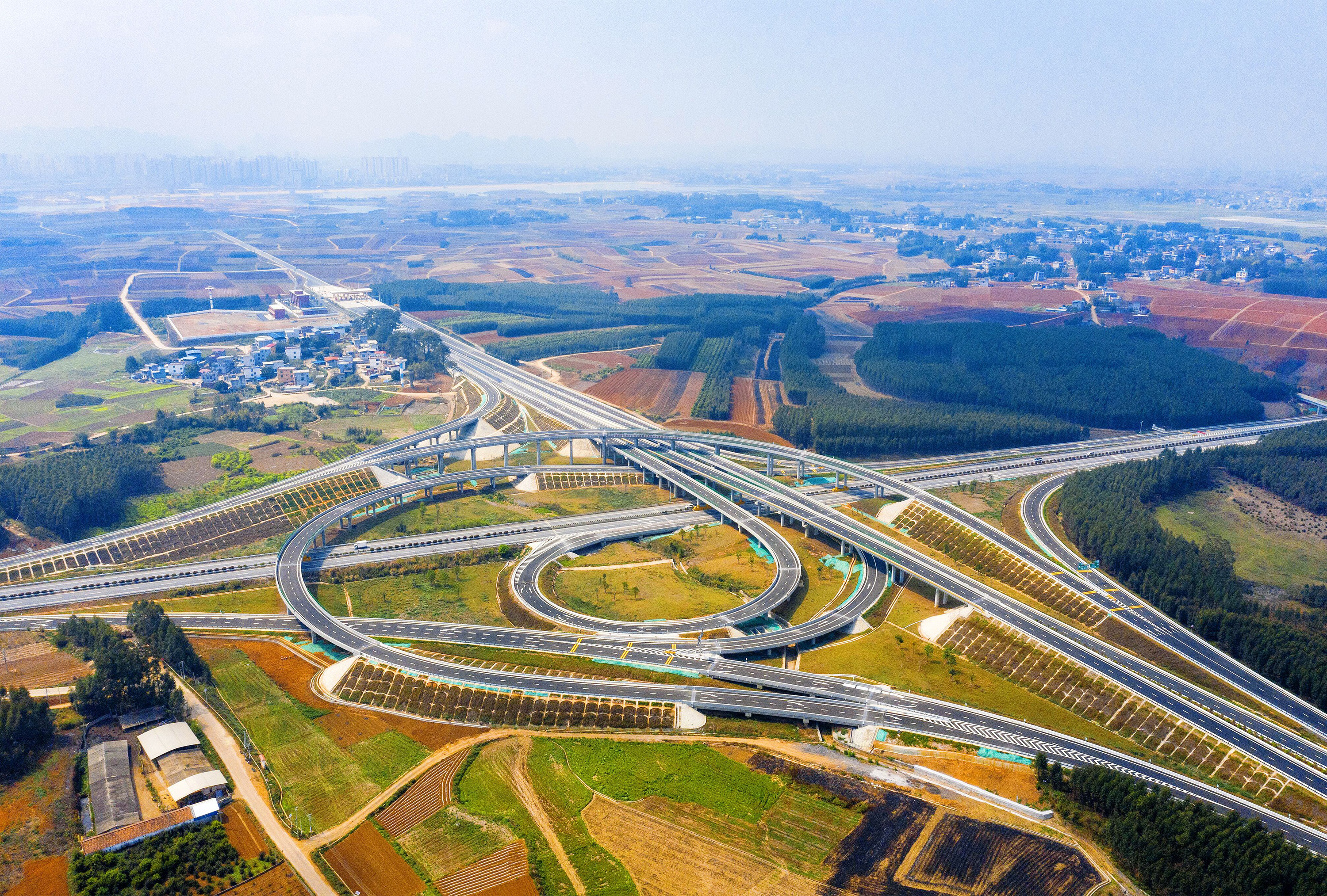广西交通投资集团平南至武宣高速公路七星枢纽互通纵横交错，在广袤的桂中大地勾勒出一幅绚烂无比的丹青画卷.jpg