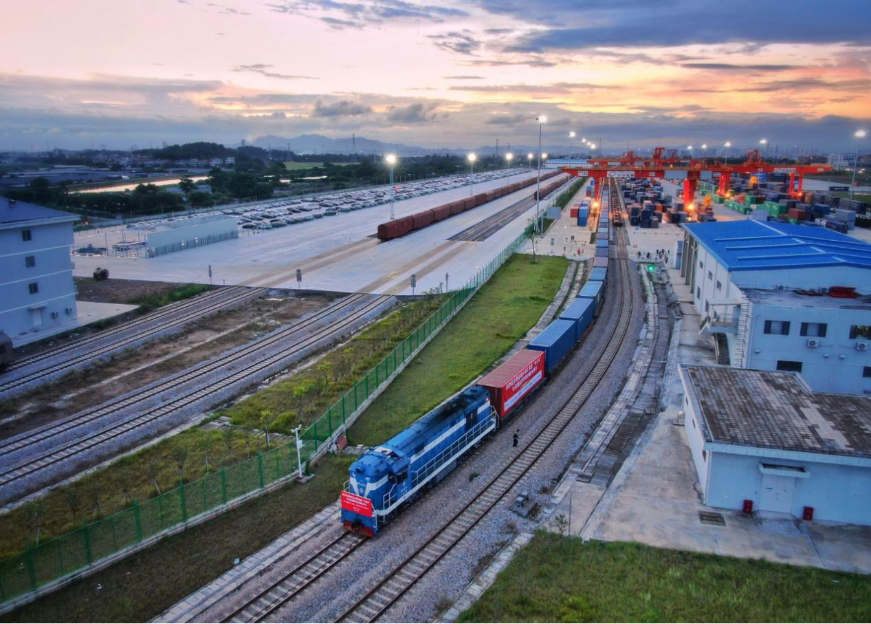 图片3粤港澳大湾区首列“中吉乌”公铁联运国际班列驶出发运站点.png