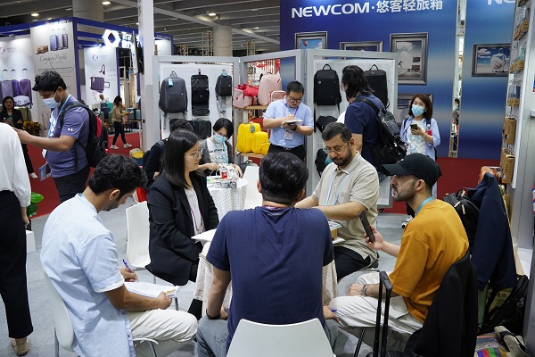 汇鸿集团第133届广交会展位外商到访络绎不绝.jpg 汇鸿集团第133届广交会展位外商到访络绎不绝.jpg