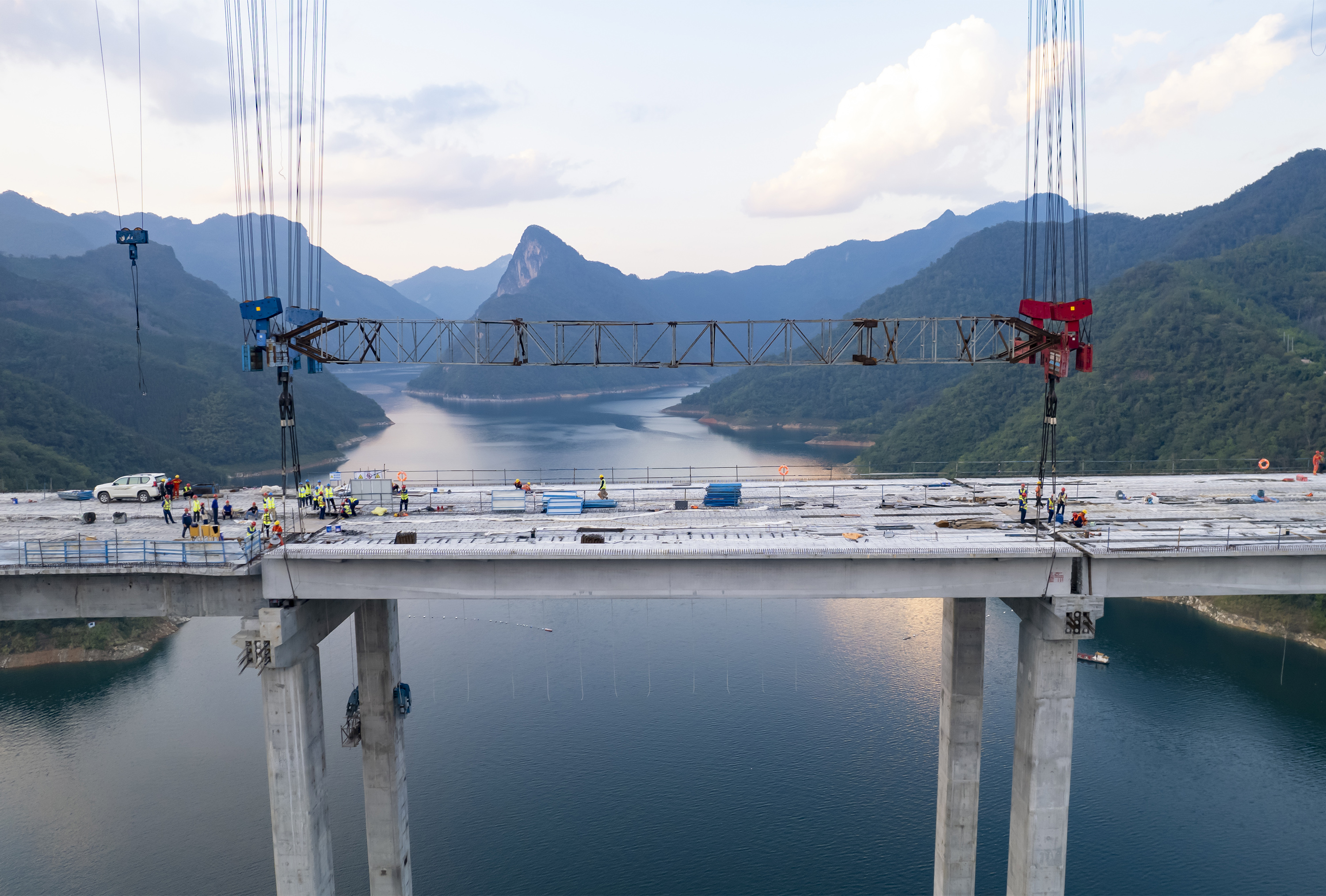 天峨龙滩特大桥正在进行最后一片T梁吊装.jpg